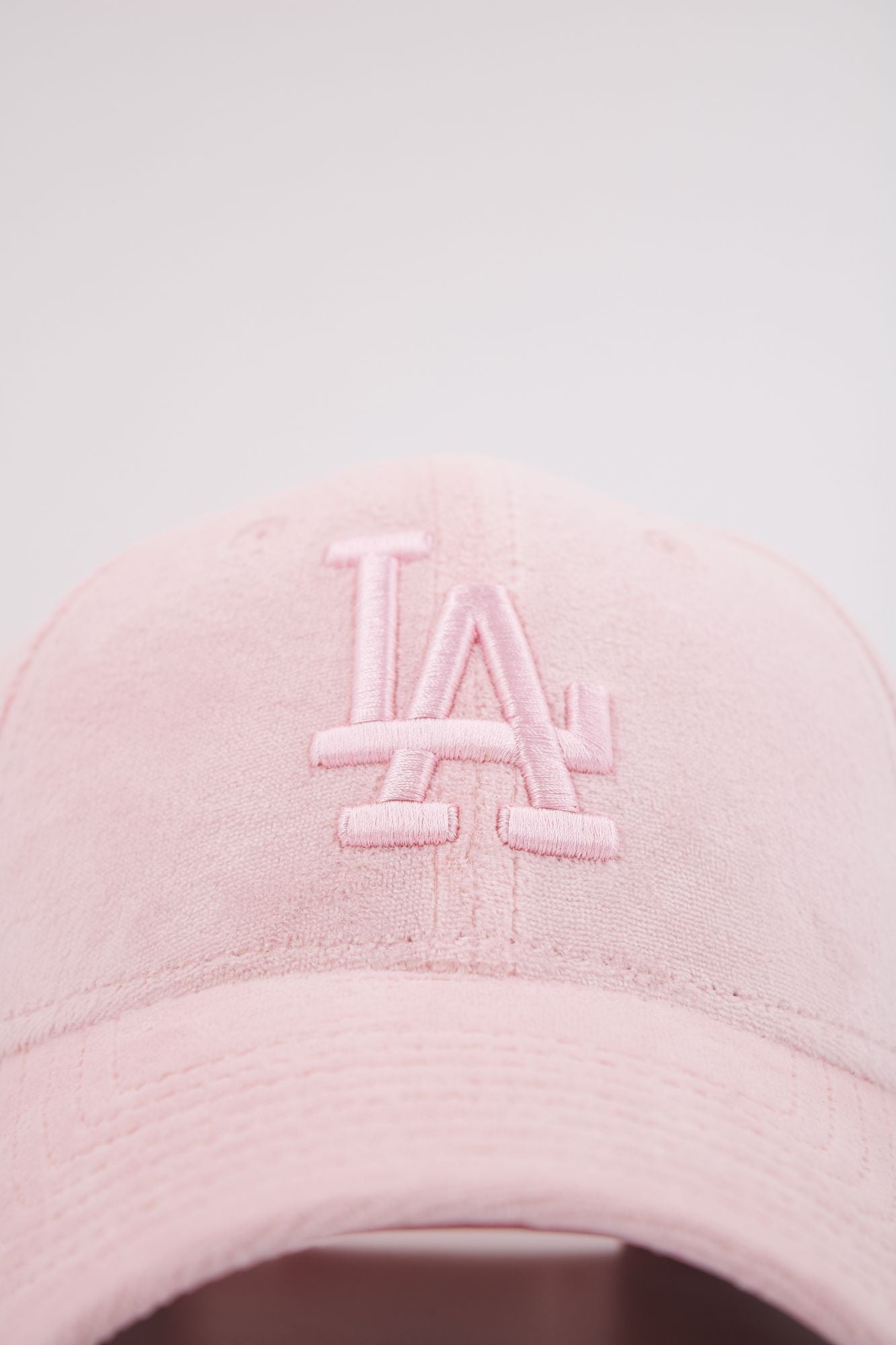 NEW ERA VELOUR 9FORTY OSFM en color ROSA (4)