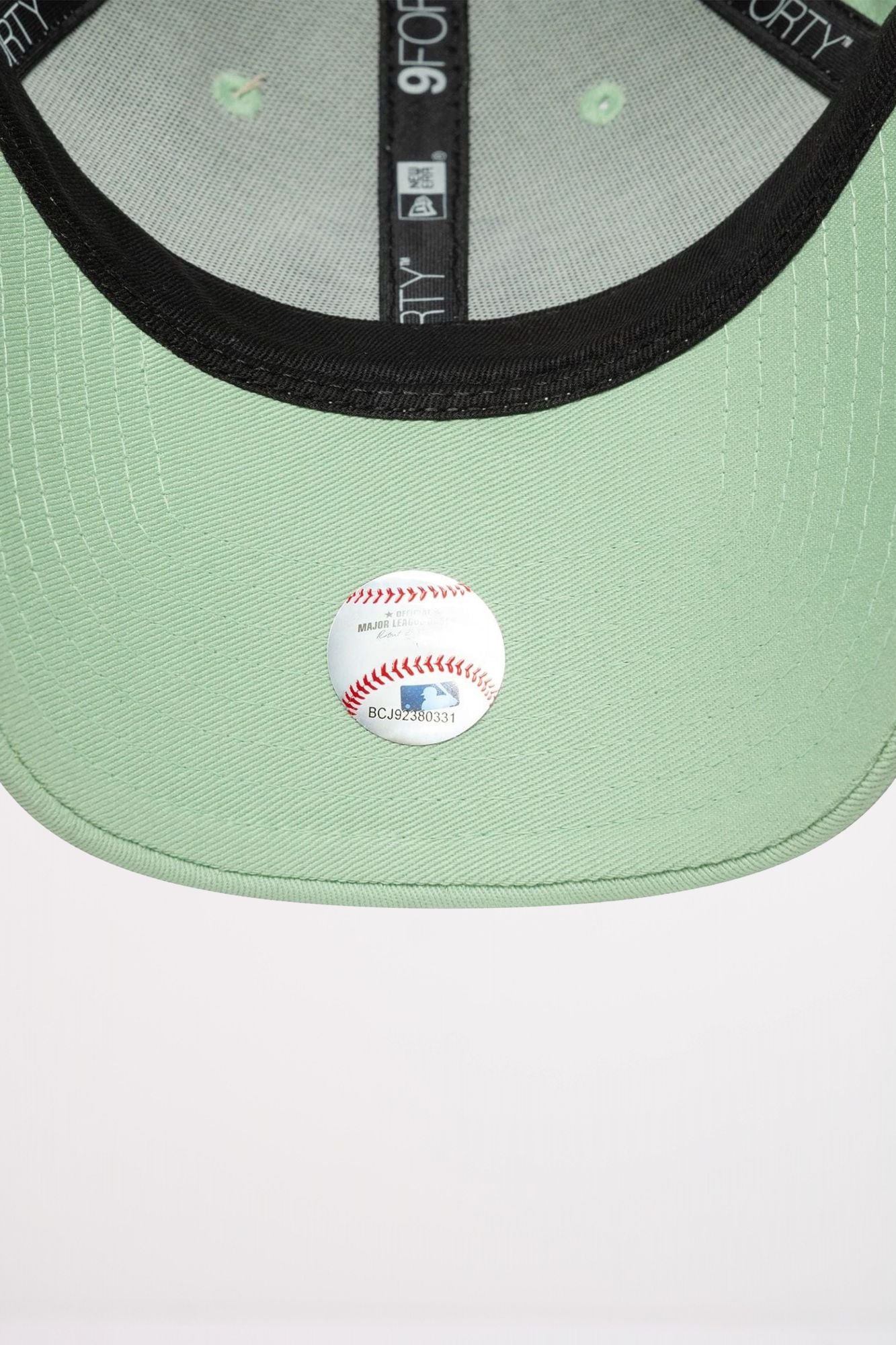 NEW ERA NEW YORK YANKEES WOMENS METALLIC PASTEL GREEN 9FORTY ADJUSTABLE en color VERDE (5)