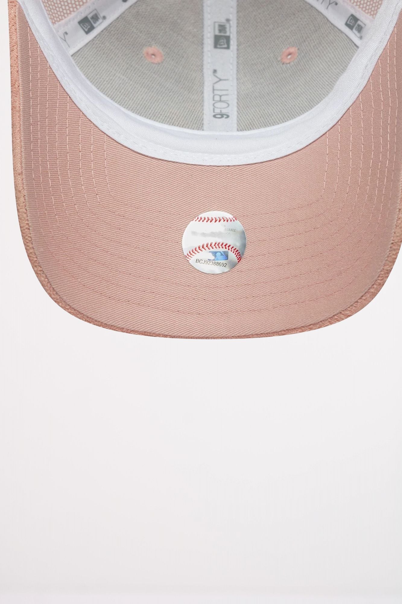NEW ERA NEW YORK YANKEES WOMENS FABRIC PASTEL PINK 9FORTY TRUCKER ADJUST en color ROSA (5)