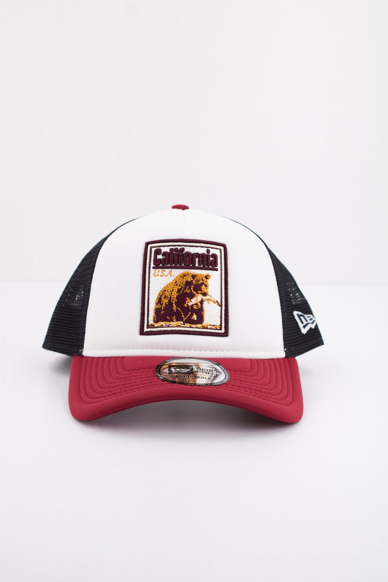 NEW ERA GRAPHIC PATCH TRUCKER en color BLANCO (2)