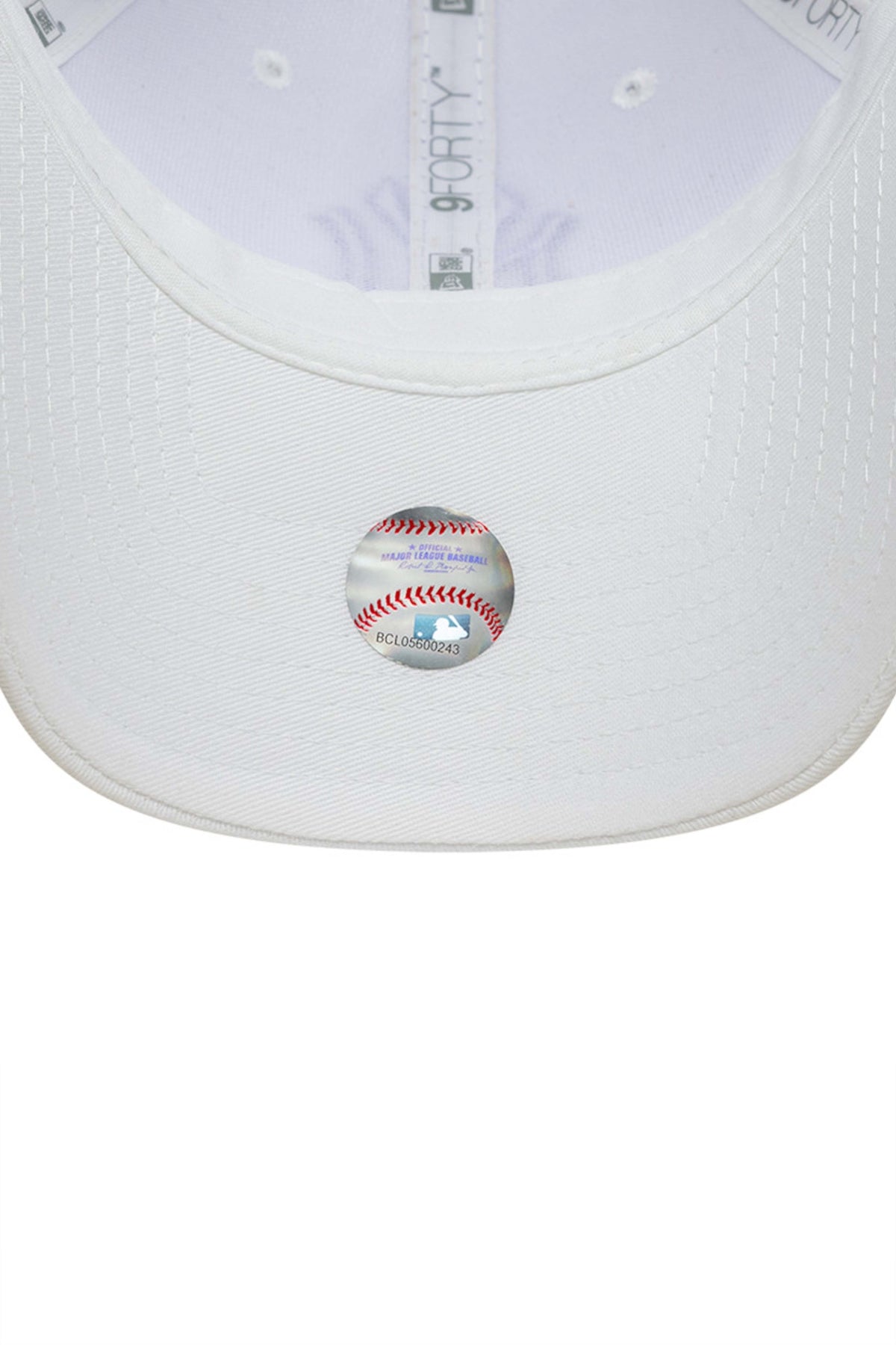 NEW ERA WMNS LEAGUE ESS en color VIOLETA (4)