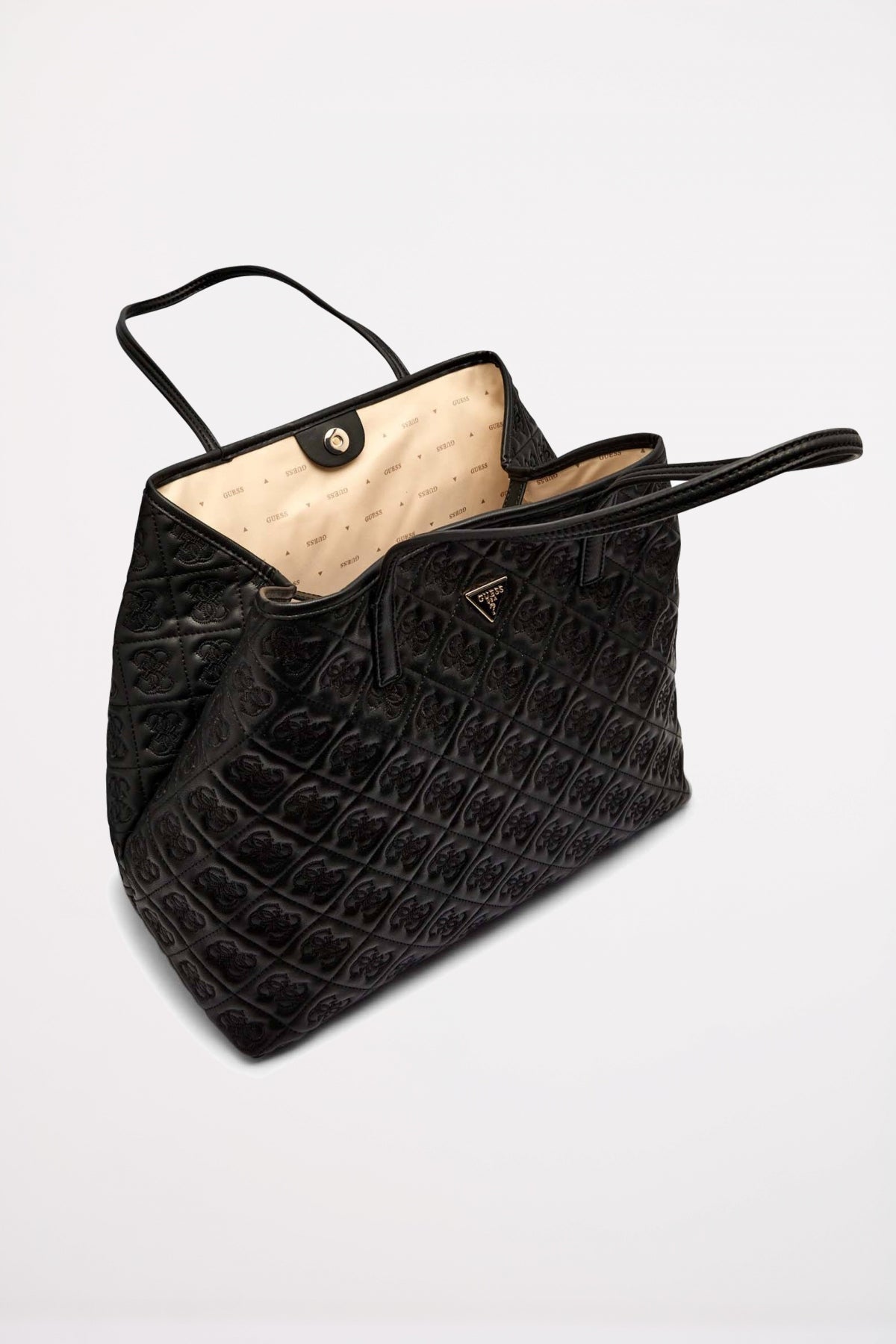 GUESS QUILTY SHOULDER BAG en color NEGRO (4)