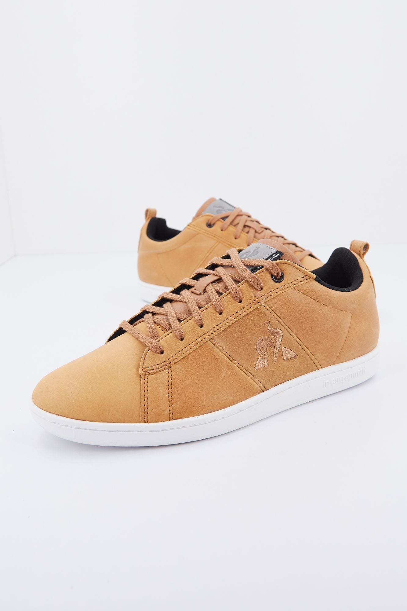 LE COQ SPORTIF COURTCLASSIC BLACK JEAN en color MARRON (1)