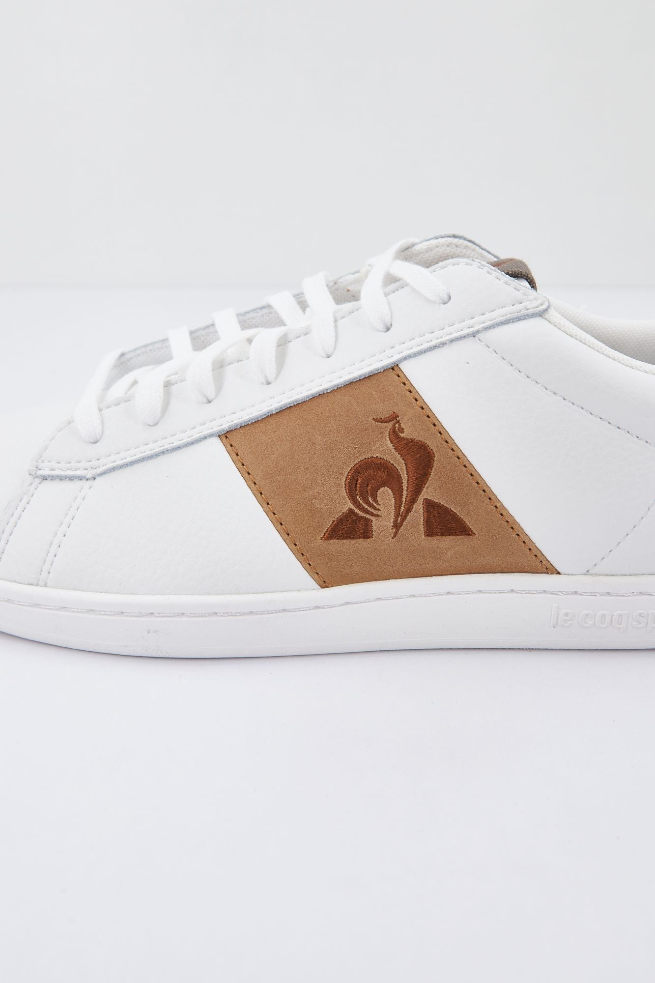 LE COQ SPORTIF COURTCLASSIC WORKWEAR LEAT en color BLANCO (3)