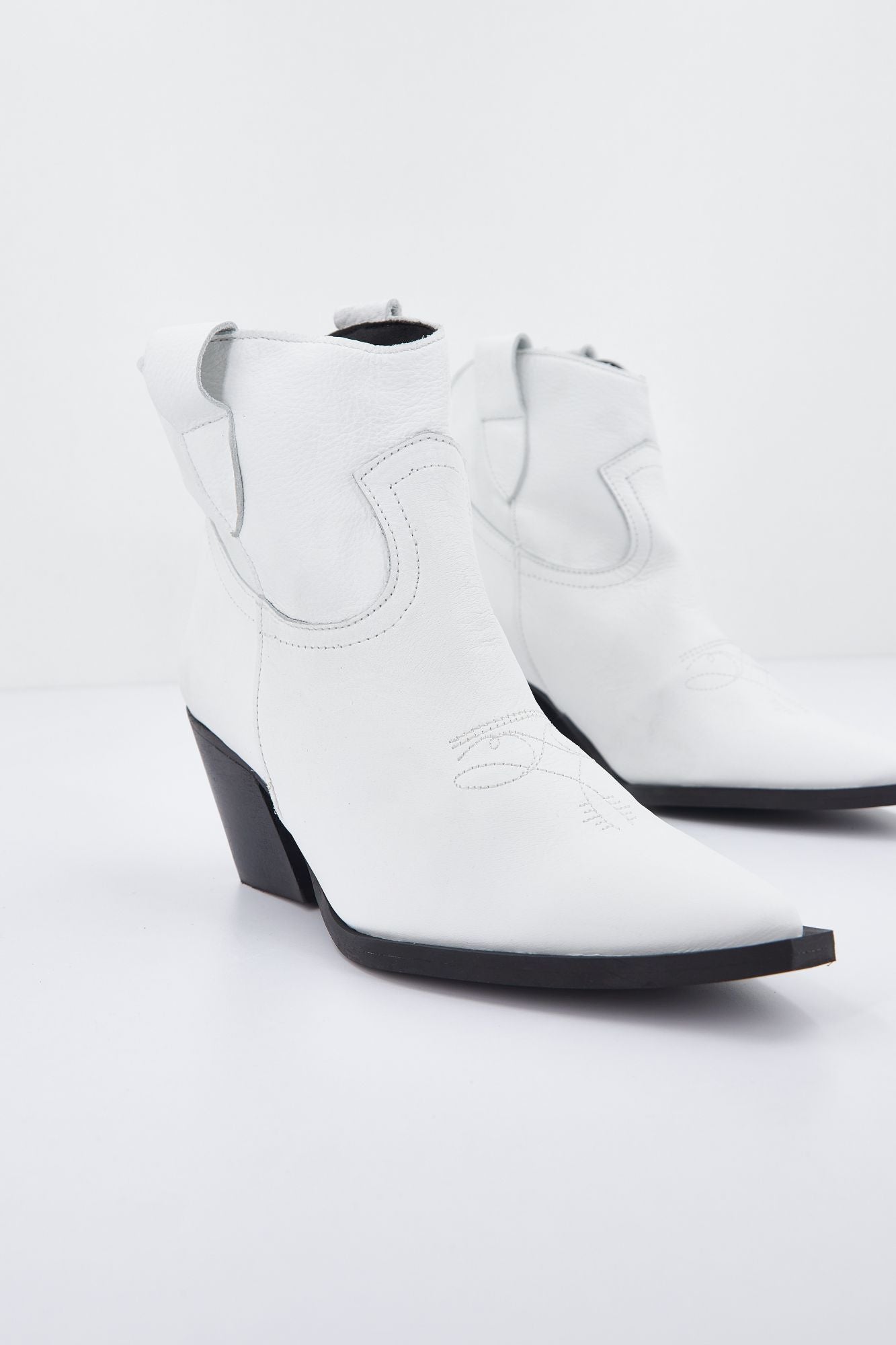 YELLOW PONY en color BLANCO (1)