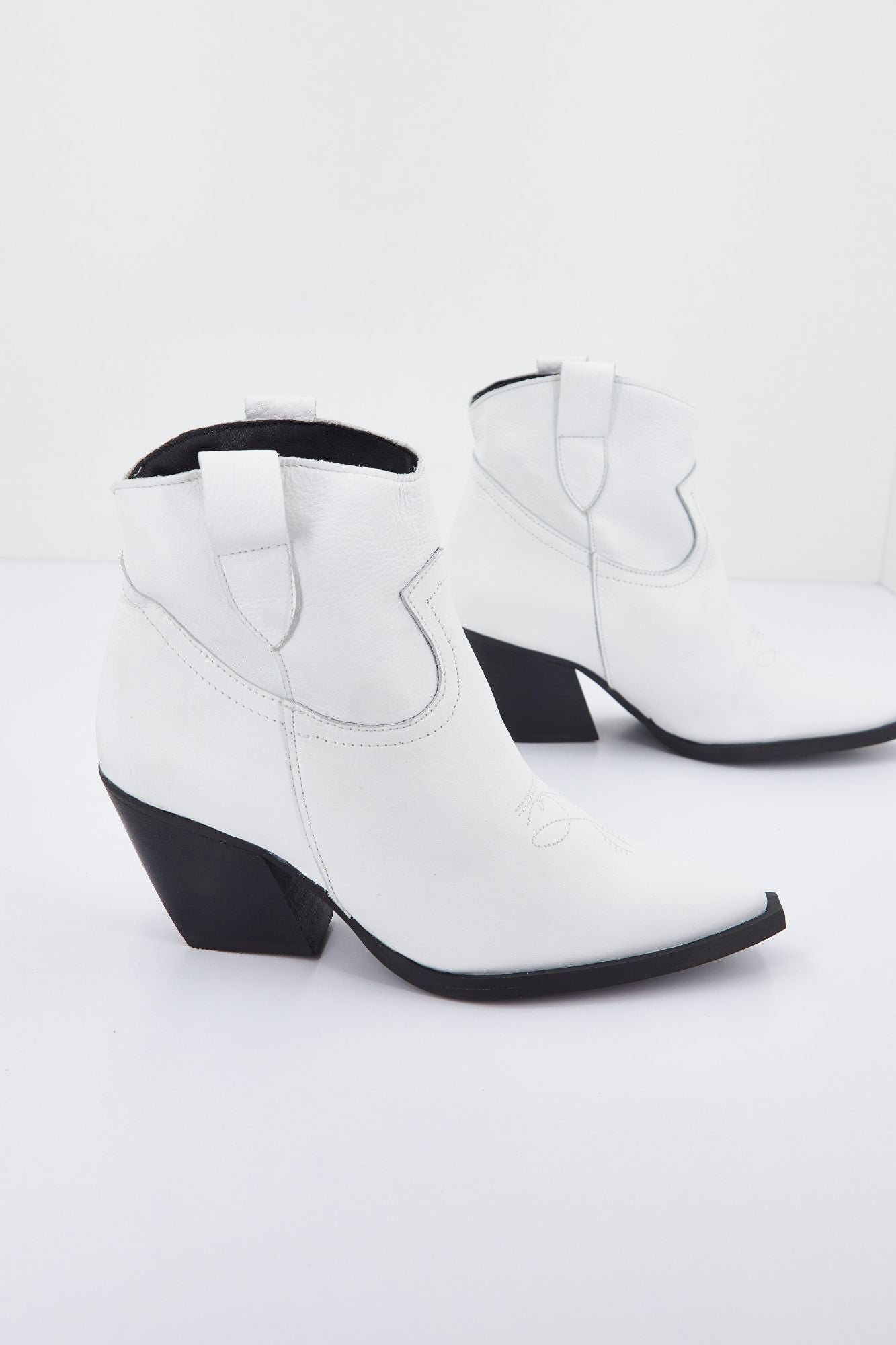 YELLOW PONY en color BLANCO (2)