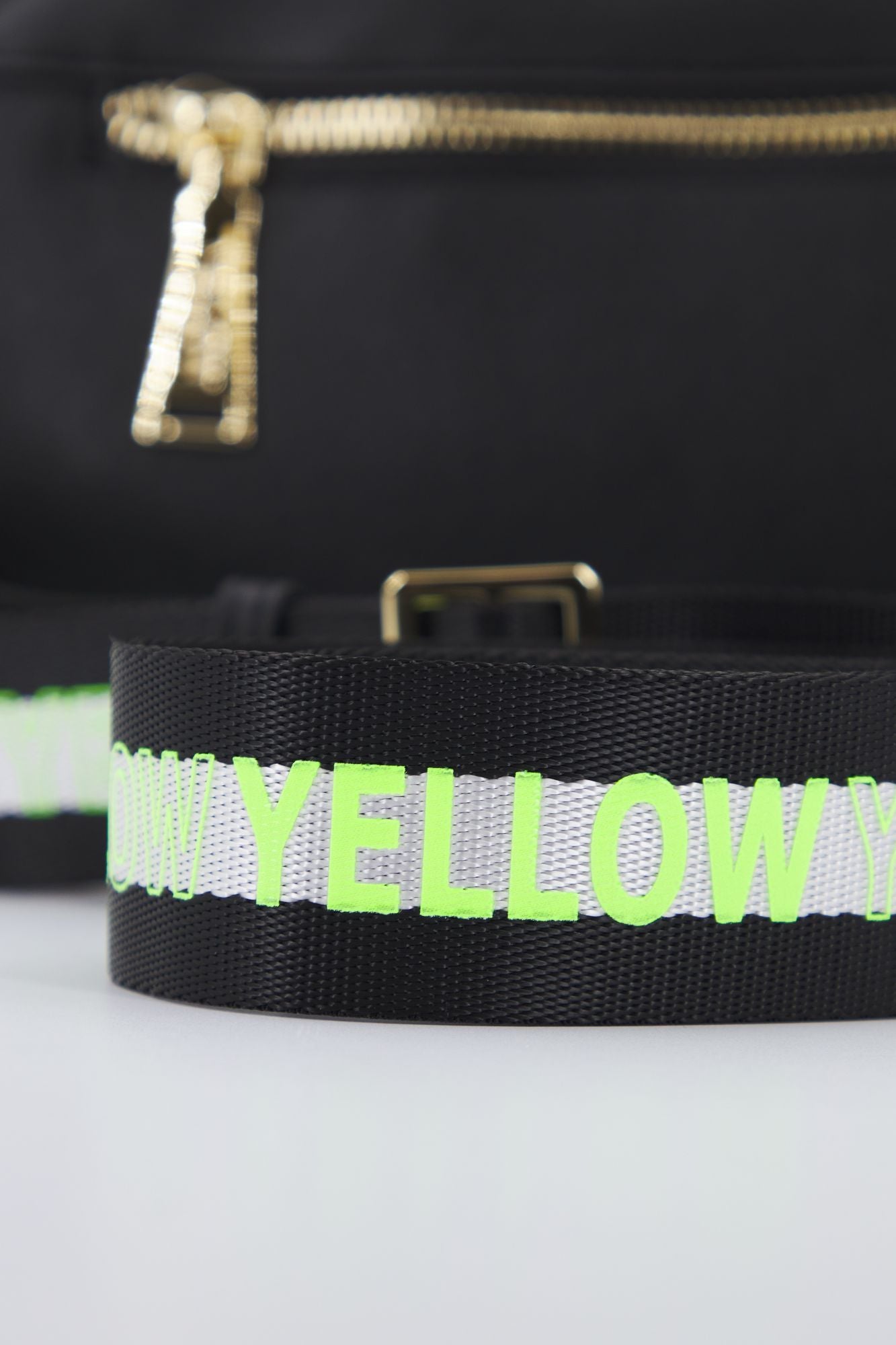 YELLOW PIXEL en color NEGRO (3)