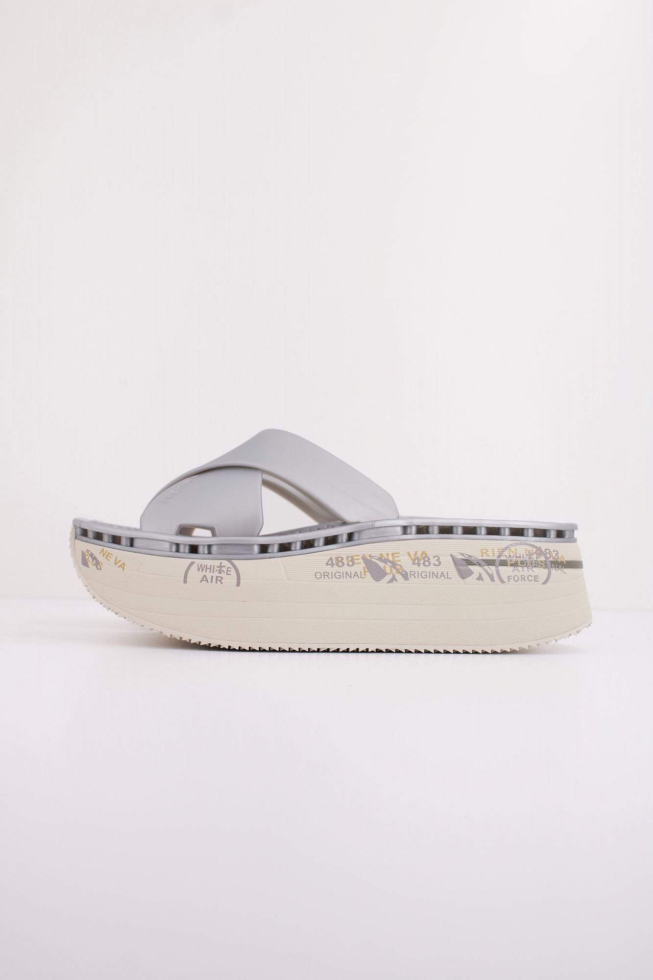PREMIATA MOURA 7458 en color PLATA (1)