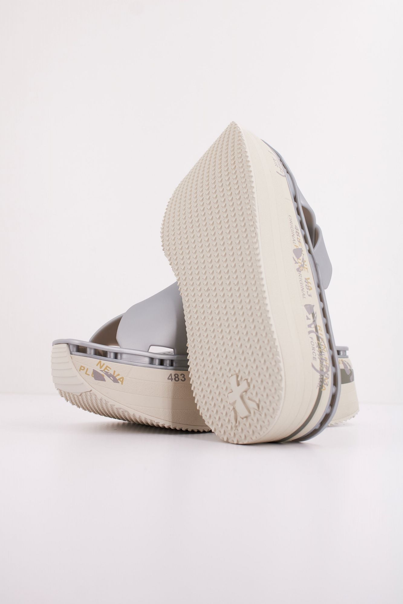 PREMIATA MOURA 7458 en color PLATA (5)