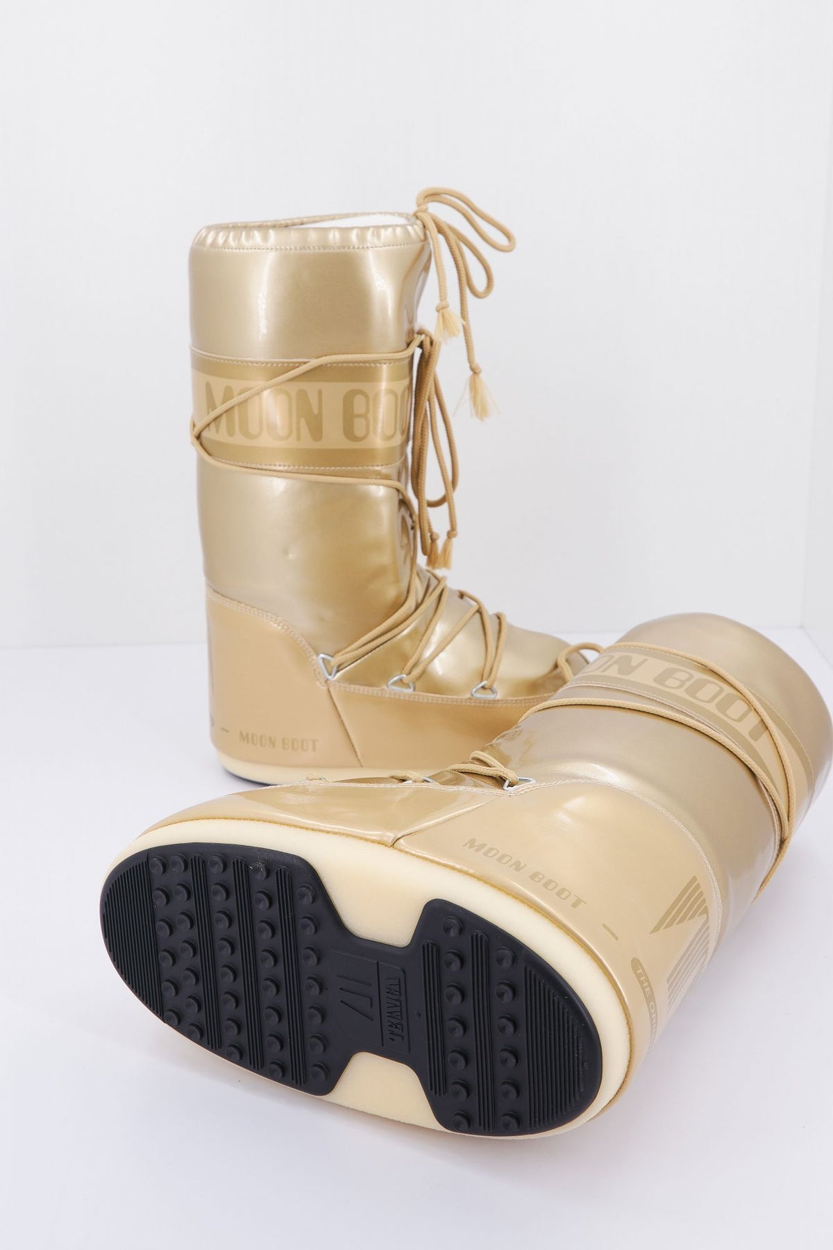 MOON BOOT ICON VINILE 14021400 003 en color ORO (4)