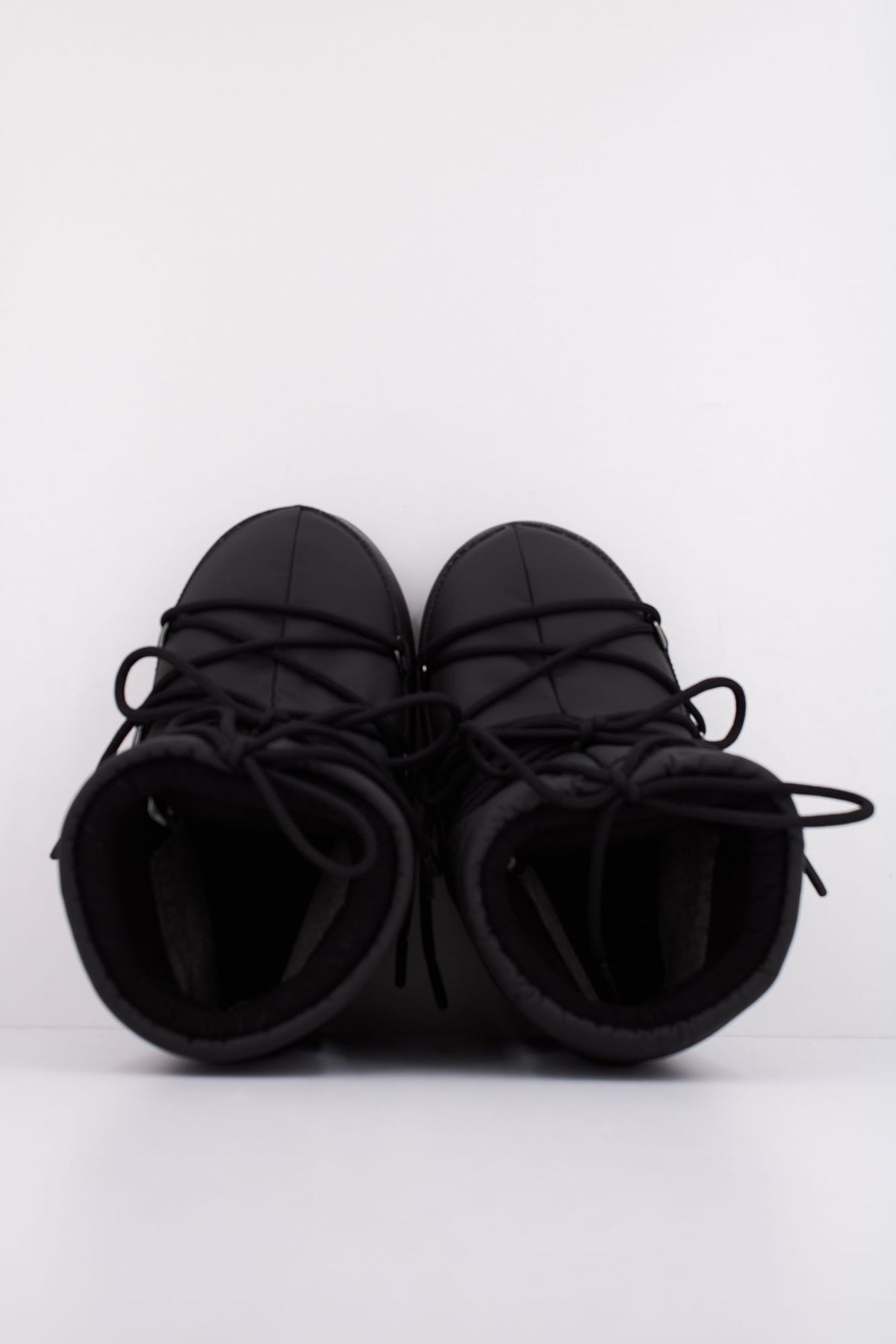 MOON BOOT MB ICON LOW RUBBE en color NEGRO (3)