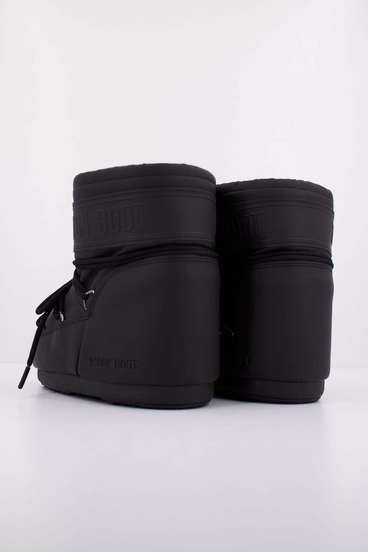 MOON BOOT MB ICON LOW RUBBE en color NEGRO (4)