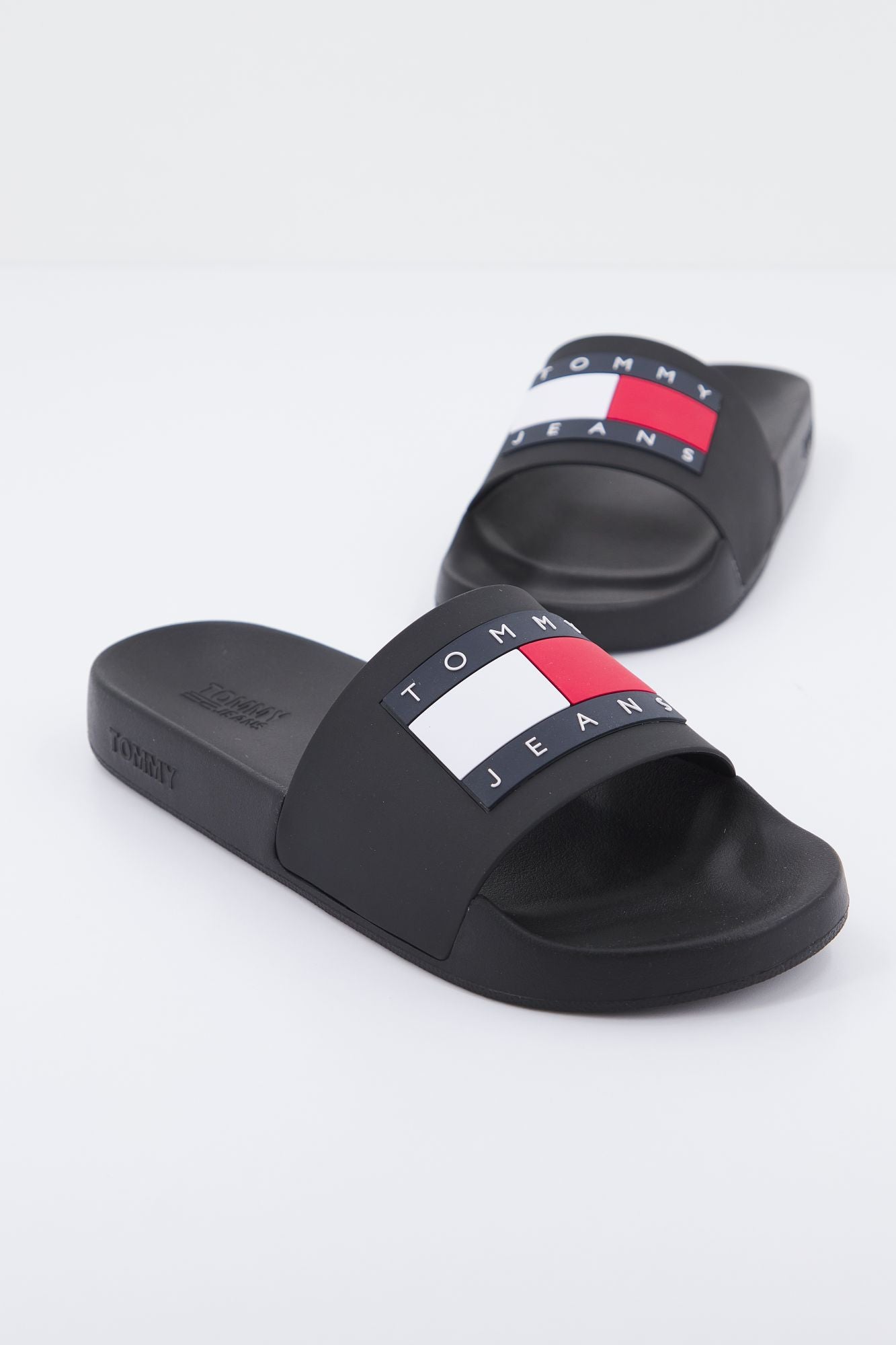 TOMMY JEANS EN0EN01889 en color NEGRO (2)