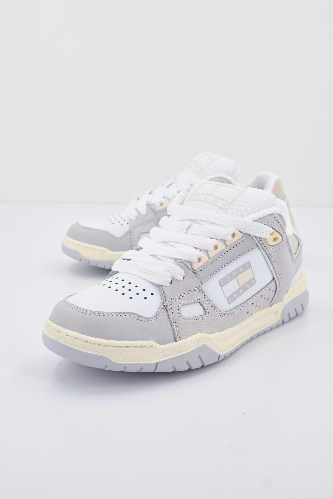 TOMMY JEANS WMN SKATE LO en color BLANCO (1)