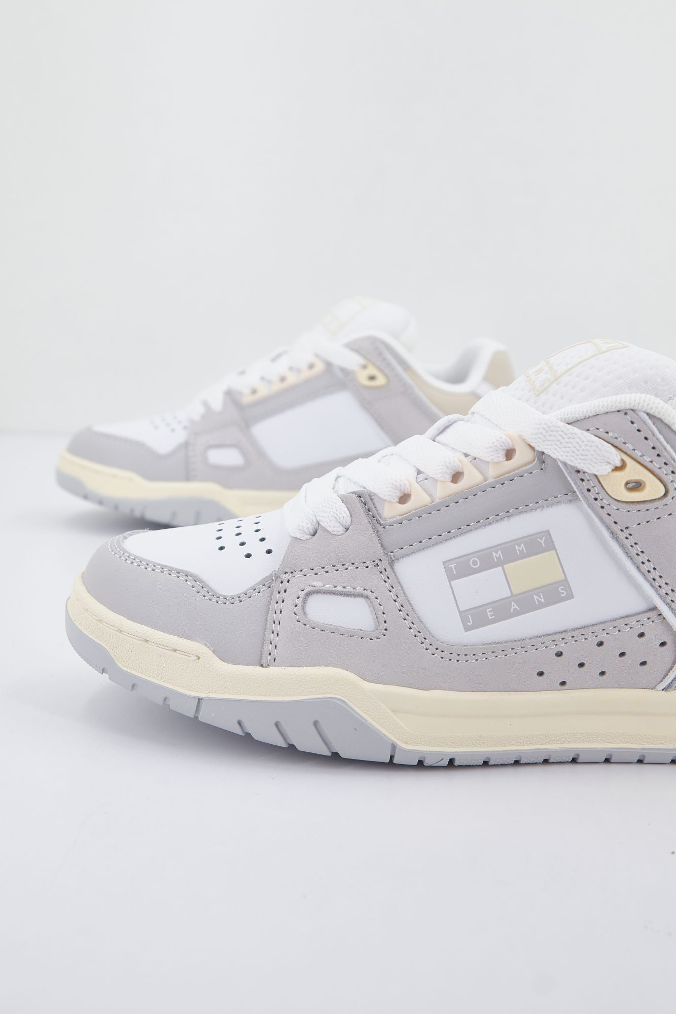 TOMMY JEANS WMN SKATE LO en color BLANCO (2)