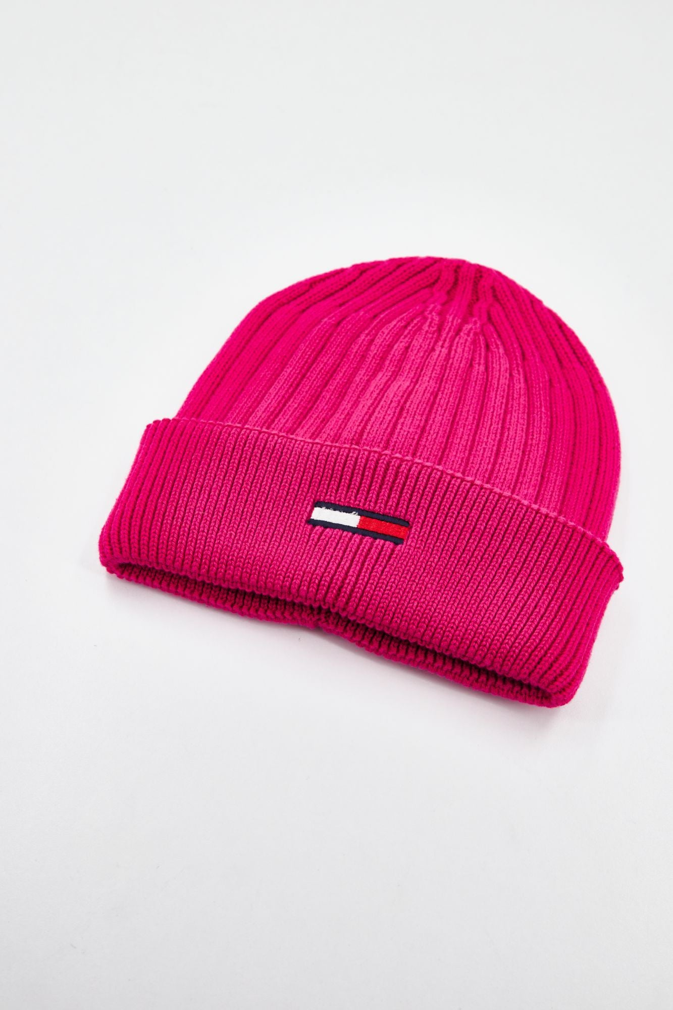 TOMMY JEANS TJW FLAG BEANIE en color ROSA (1)