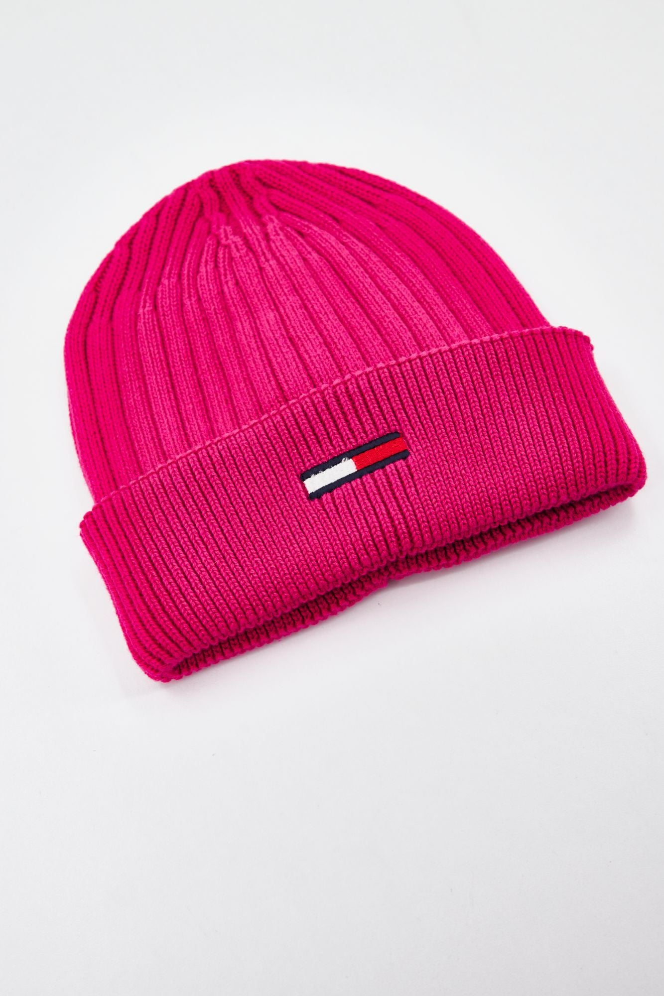 TOMMY JEANS TJW FLAG BEANIE en color ROSA (2)