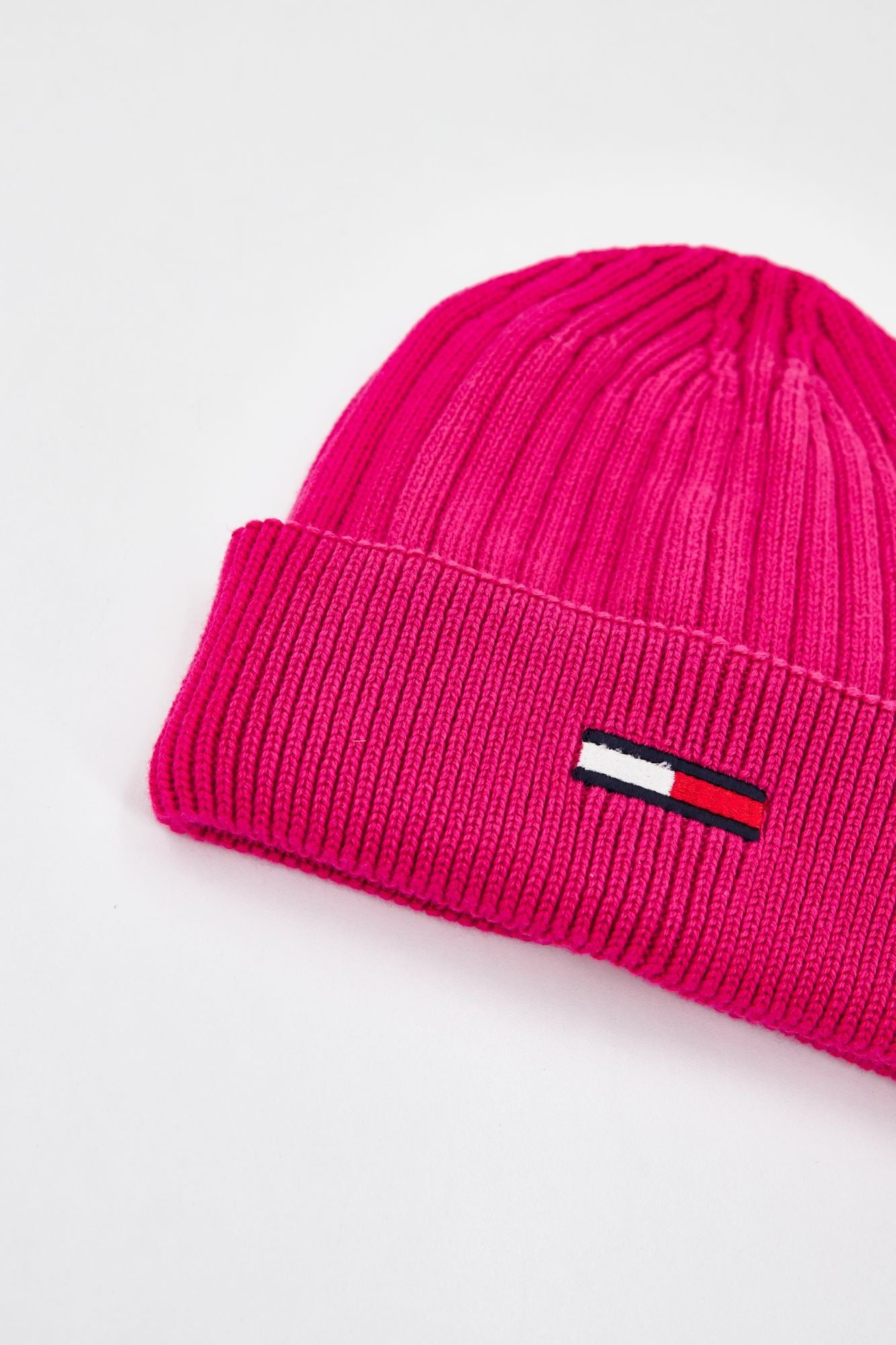 TOMMY JEANS TJW FLAG BEANIE en color ROSA (3)