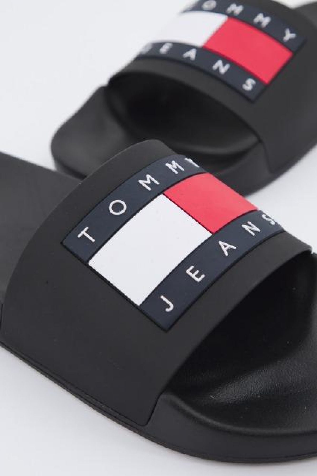 TOMMY JEANS POOL SLIDE ESS en color NEGRO (4)