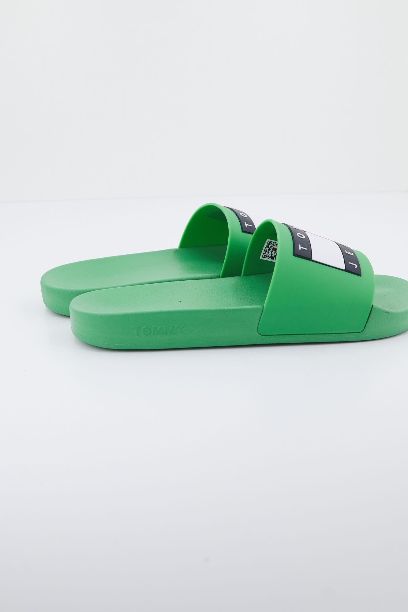 TOMMY JEANS POOL SLIDE ESS en color VERDE (2)