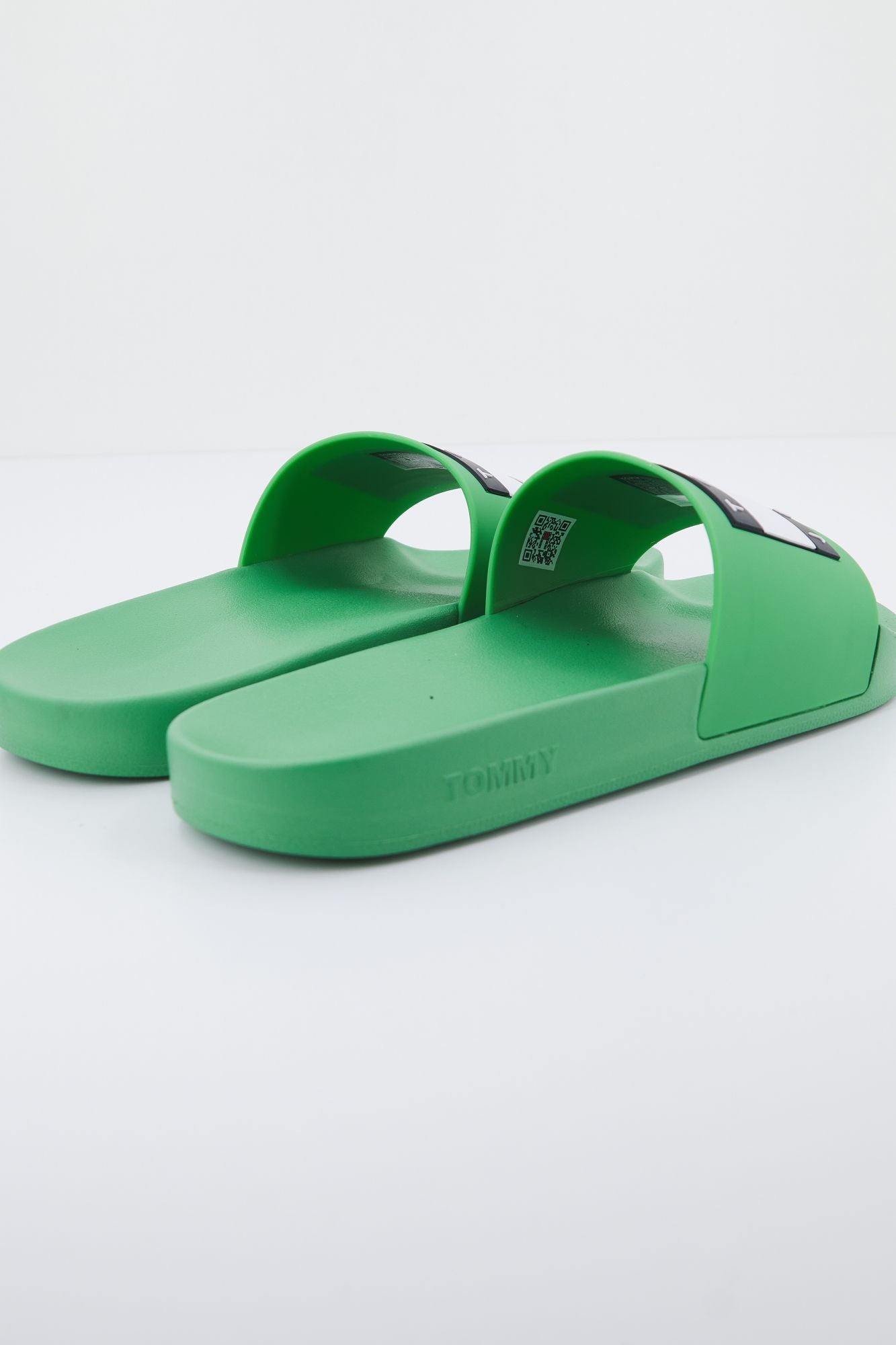 TOMMY JEANS POOL SLIDE ESS en color VERDE (3)