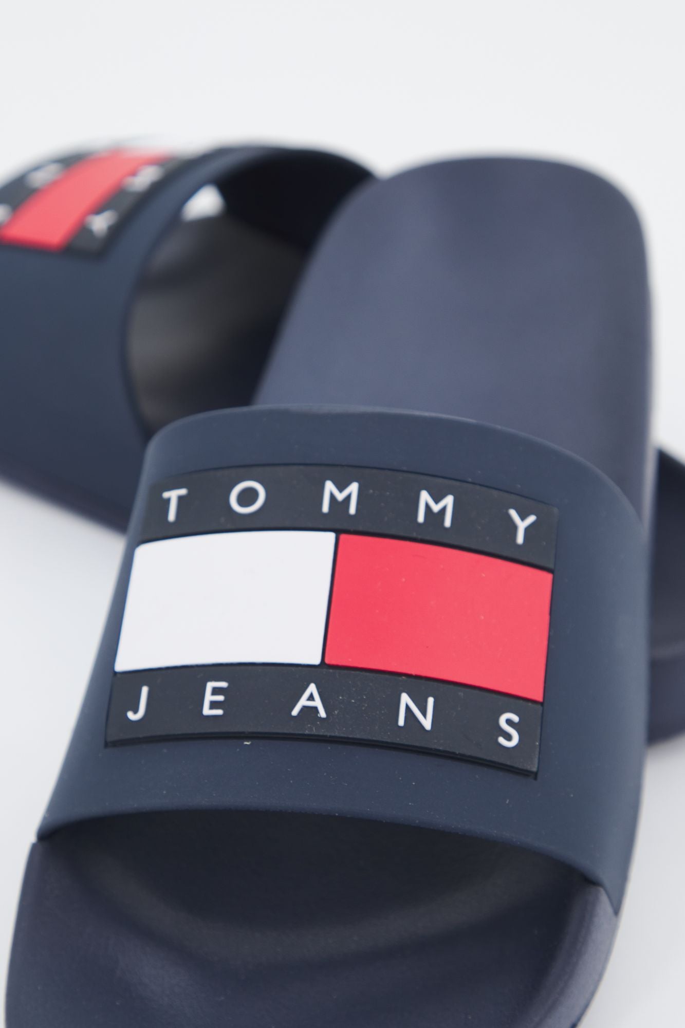 TOMMY JEANS FLAG POOL SLD ESS en color AZUL (4)