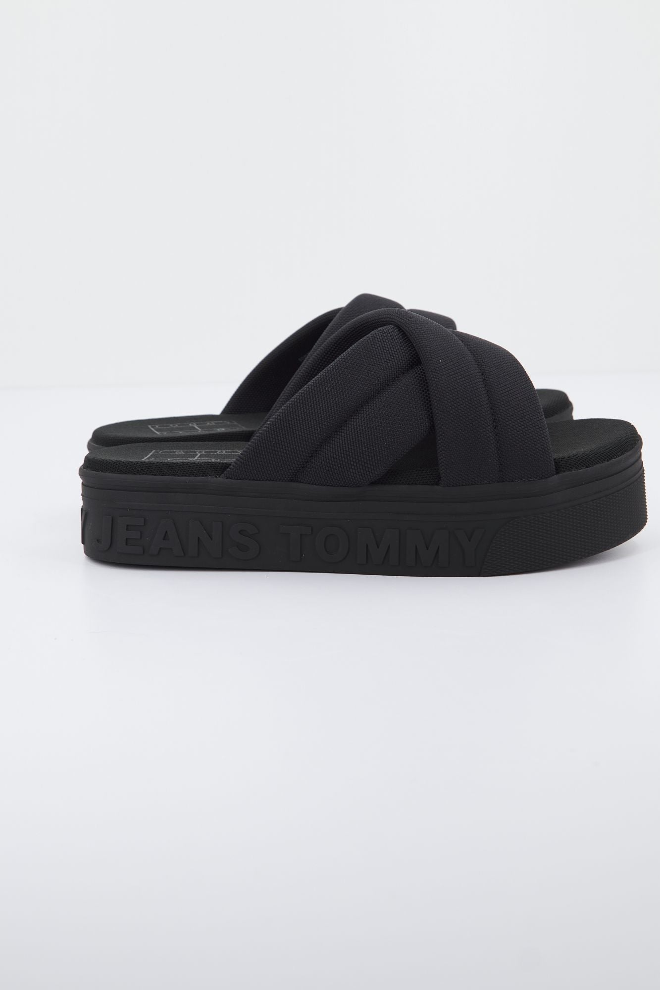 TOMMY JEANS FLTFRM SANDAL en color NEGRO (2)