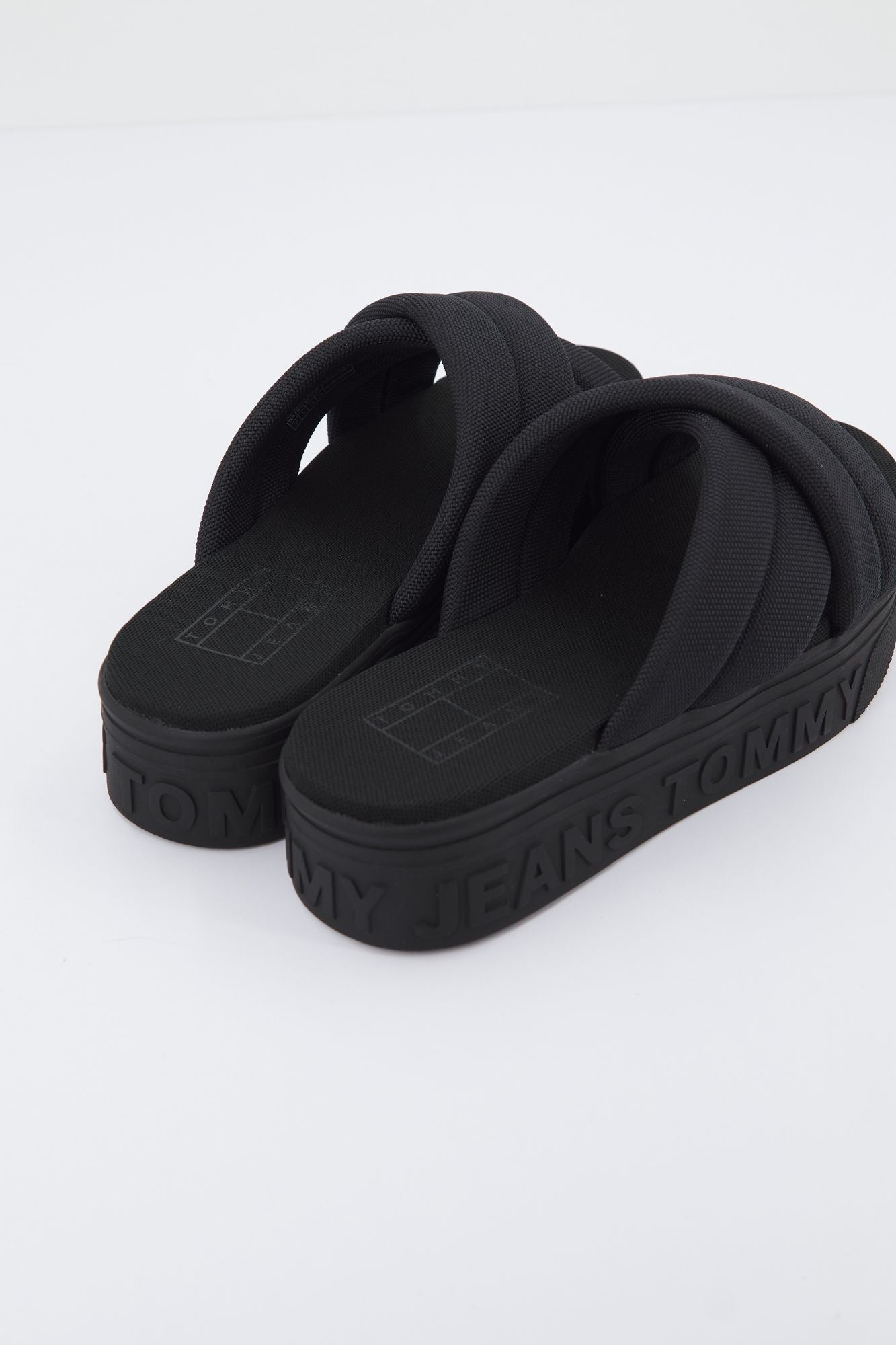 TOMMY JEANS FLTFRM SANDAL en color NEGRO (3)