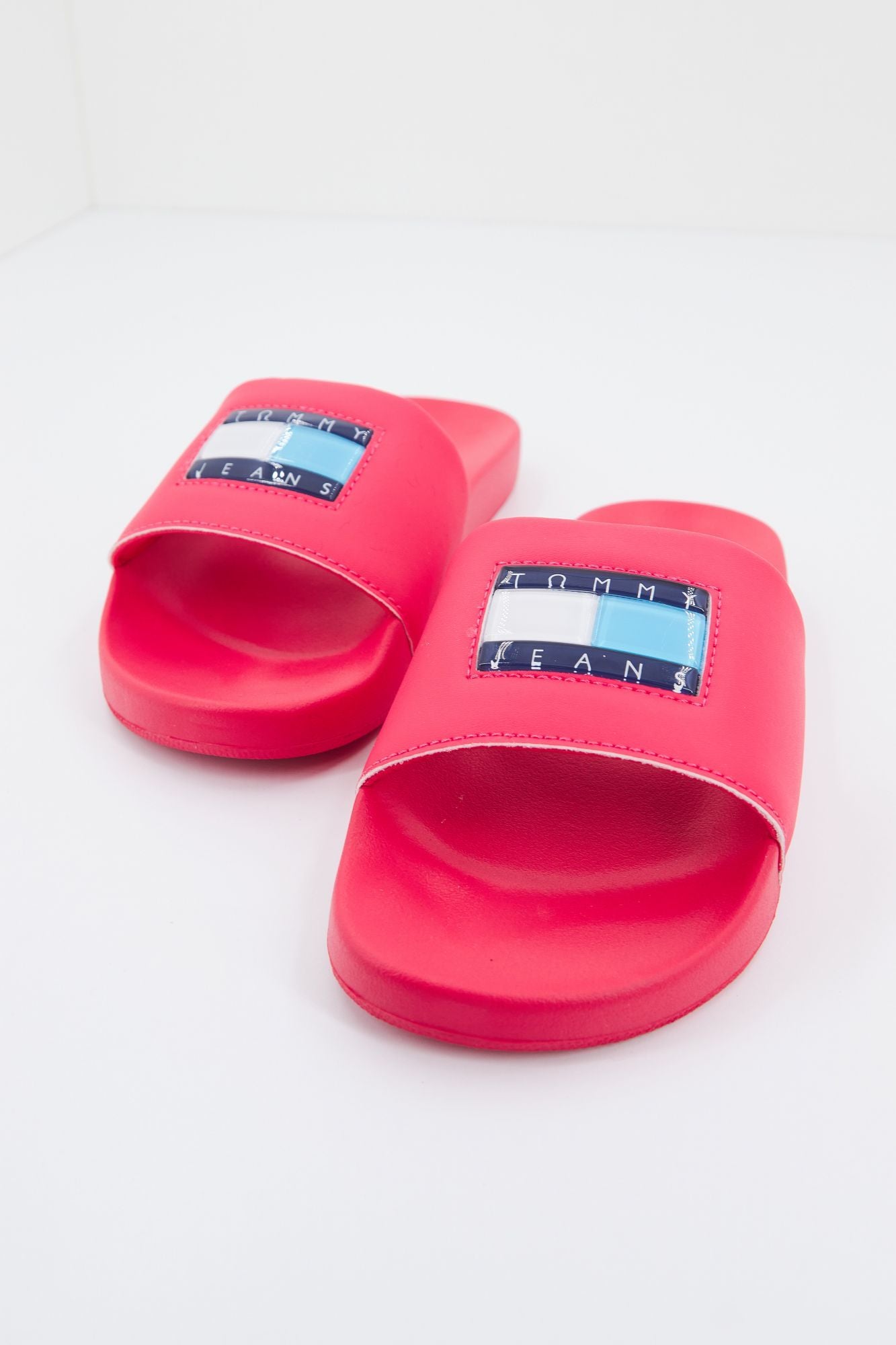 TOMMY JEANS FLAG PRINT POOL SLD en color ROSA (2)