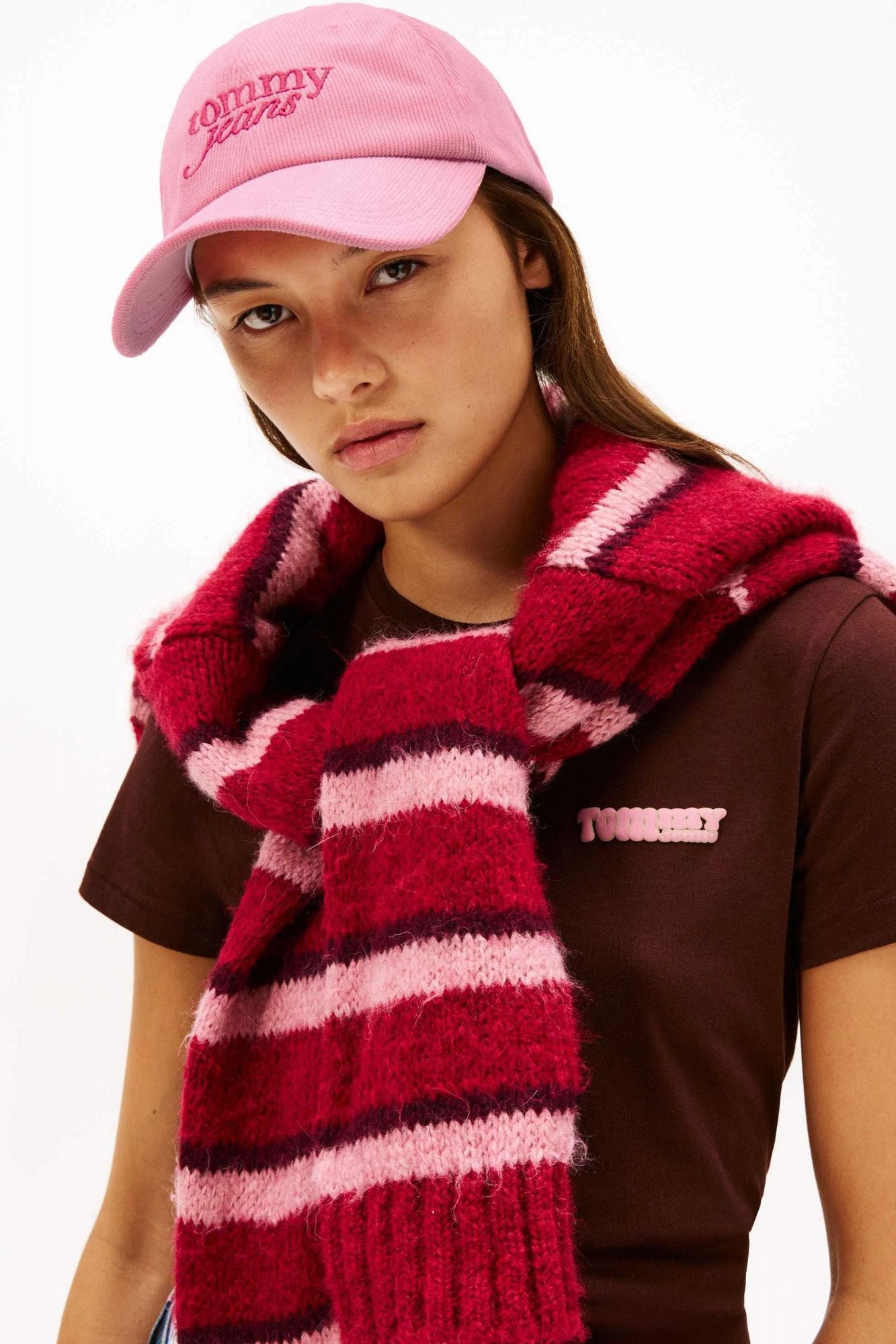 TOMMY JEANS TJW SCRIPT CAP en color ROSA (4)