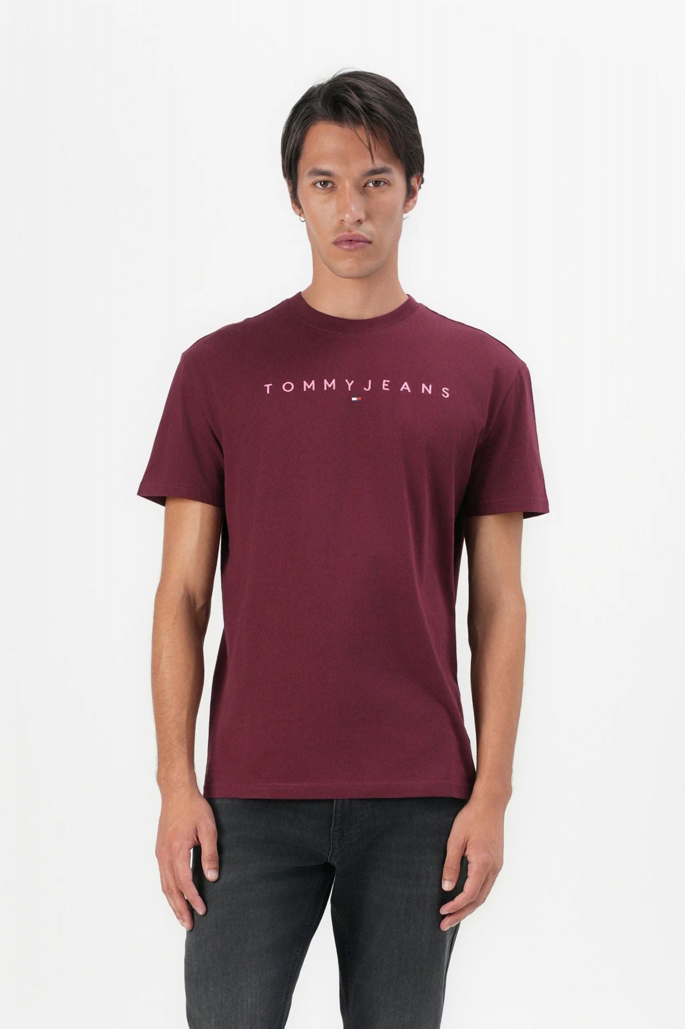 TOMMY JEANS TJM REG LINEAR LOGO TEE en color BURDEOS (1)