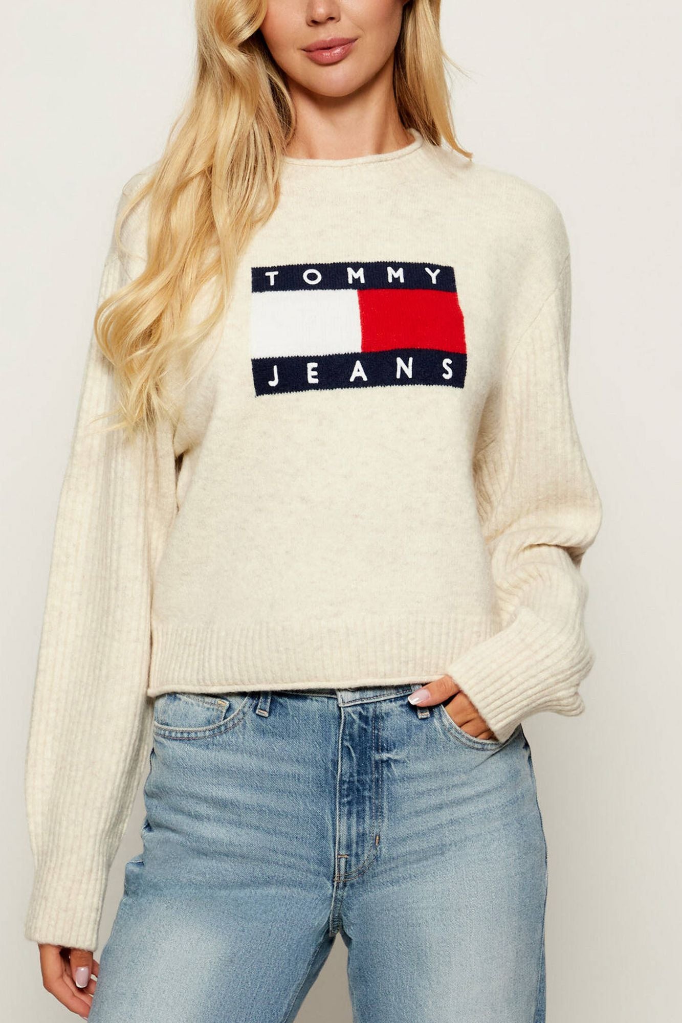 TOMMY JEANS TJW MELANGE FLAG SWEATER en color BLANCO (2)