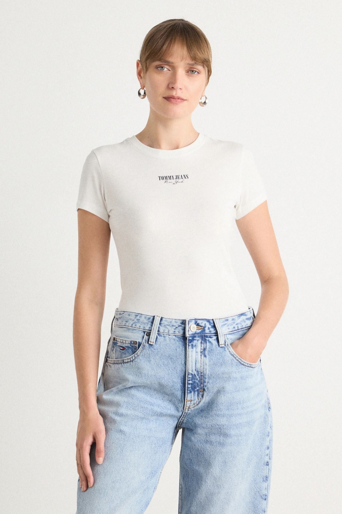 TOMMY JEANS TJW SLIM ESS LOGO 1 TEE en color BLANCO (1)