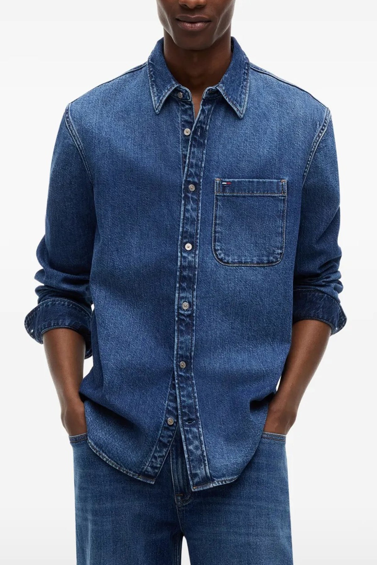 TOMMY JEANS DM0DM23390 REGULAR DENIM en color AZUL (1)