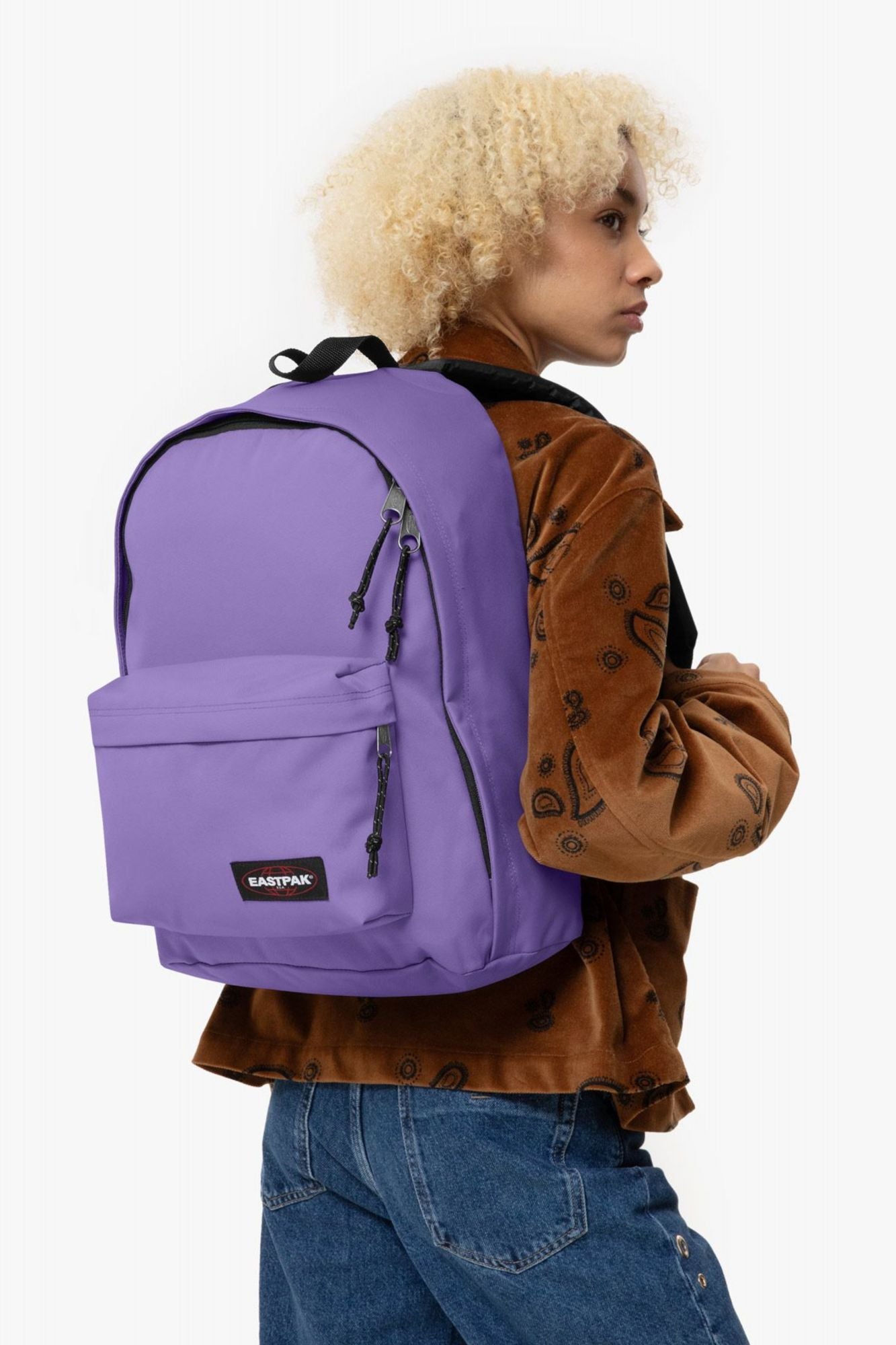 EASTPAK OUT OF OFFICE PETAL en color VIOLETA (1)