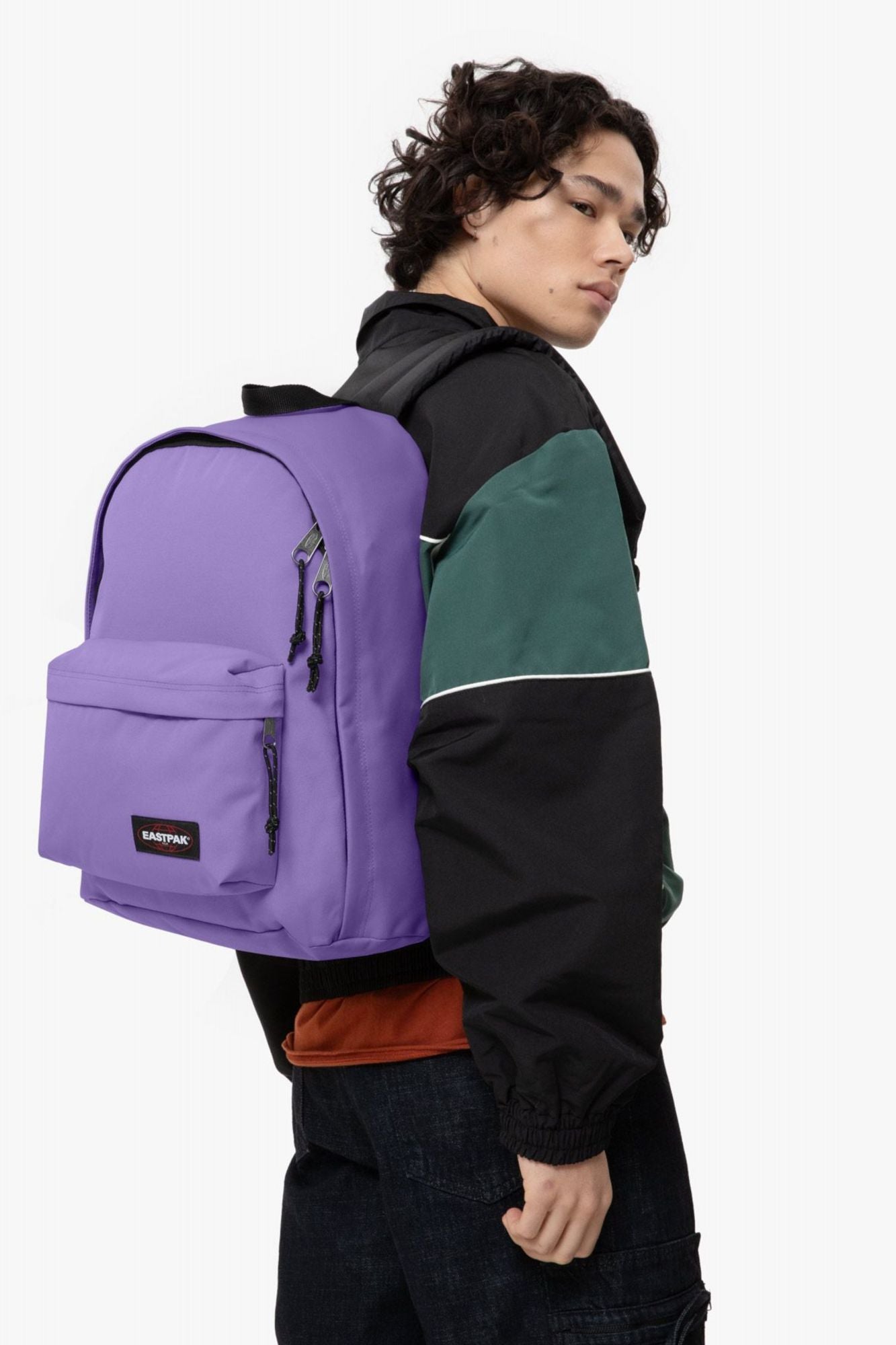 EASTPAK OUT OF OFFICE PETAL en color VIOLETA (3)