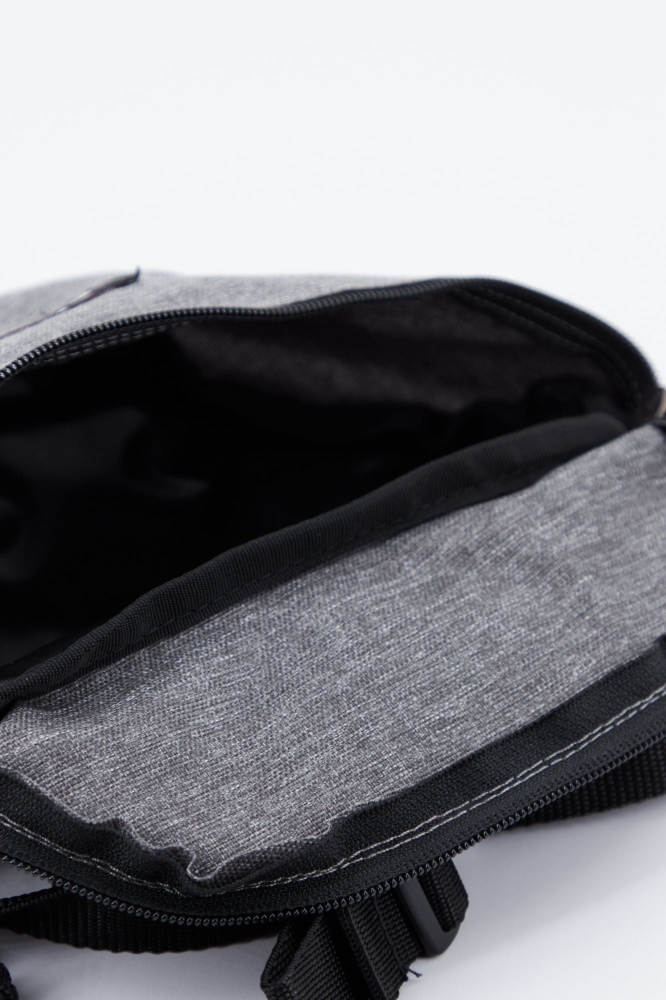 EASTPAK EK074363 en color GRIS (4)