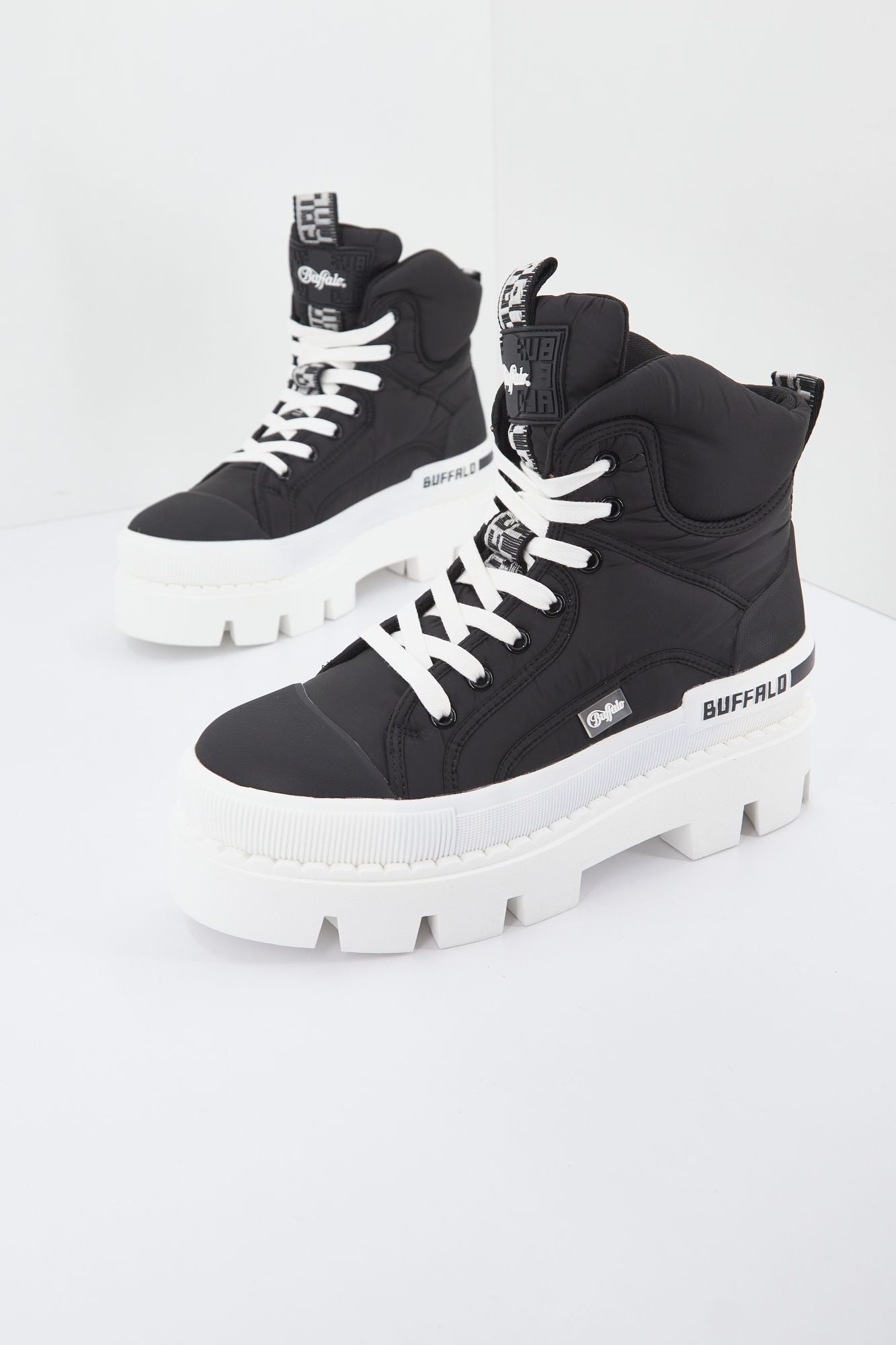 BUFFALO RAVEN LACEUP MID en color NEGRO (1)