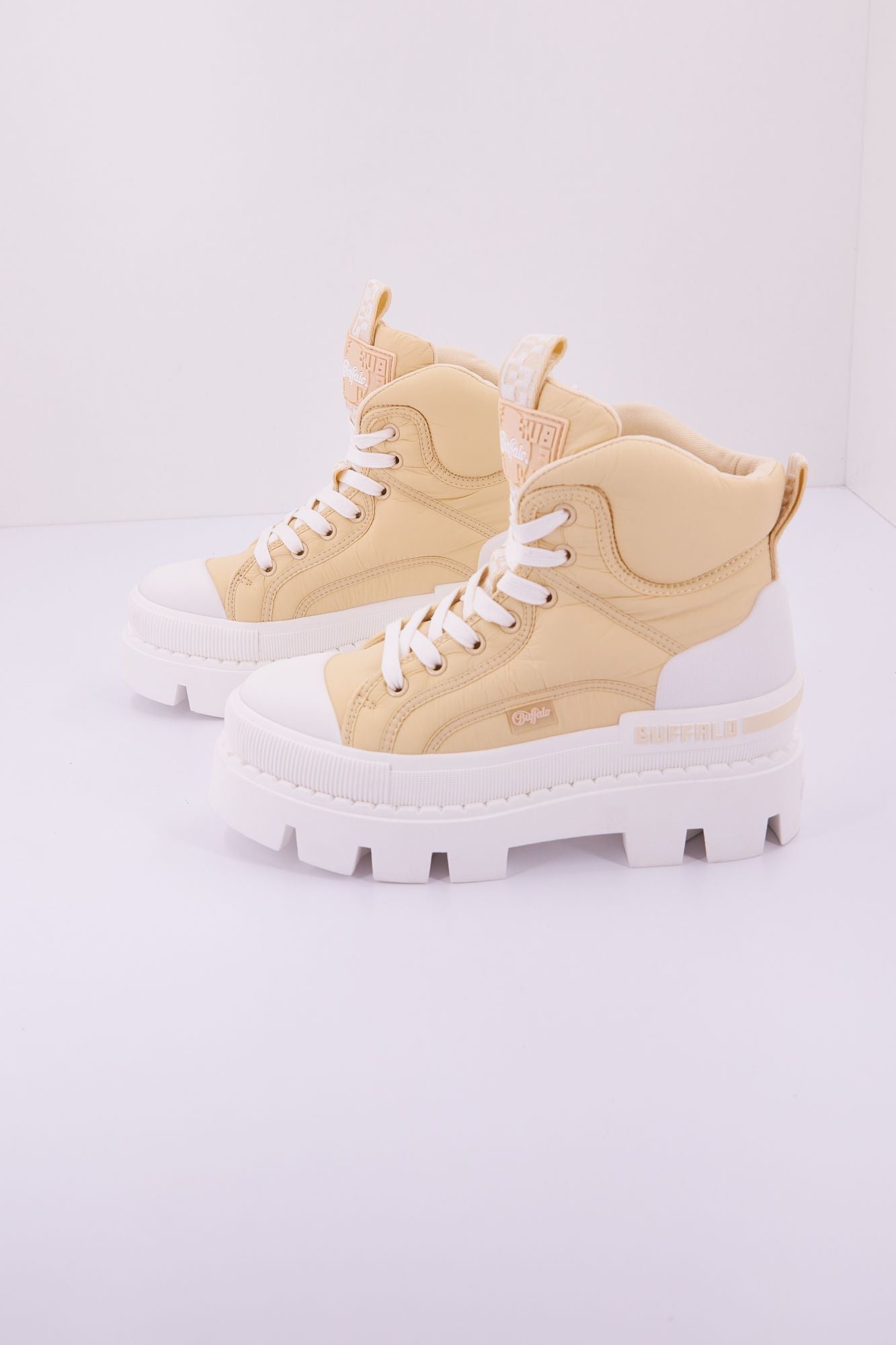 BUFFALO RAVEN LACEUP MID en color BEIS (1)