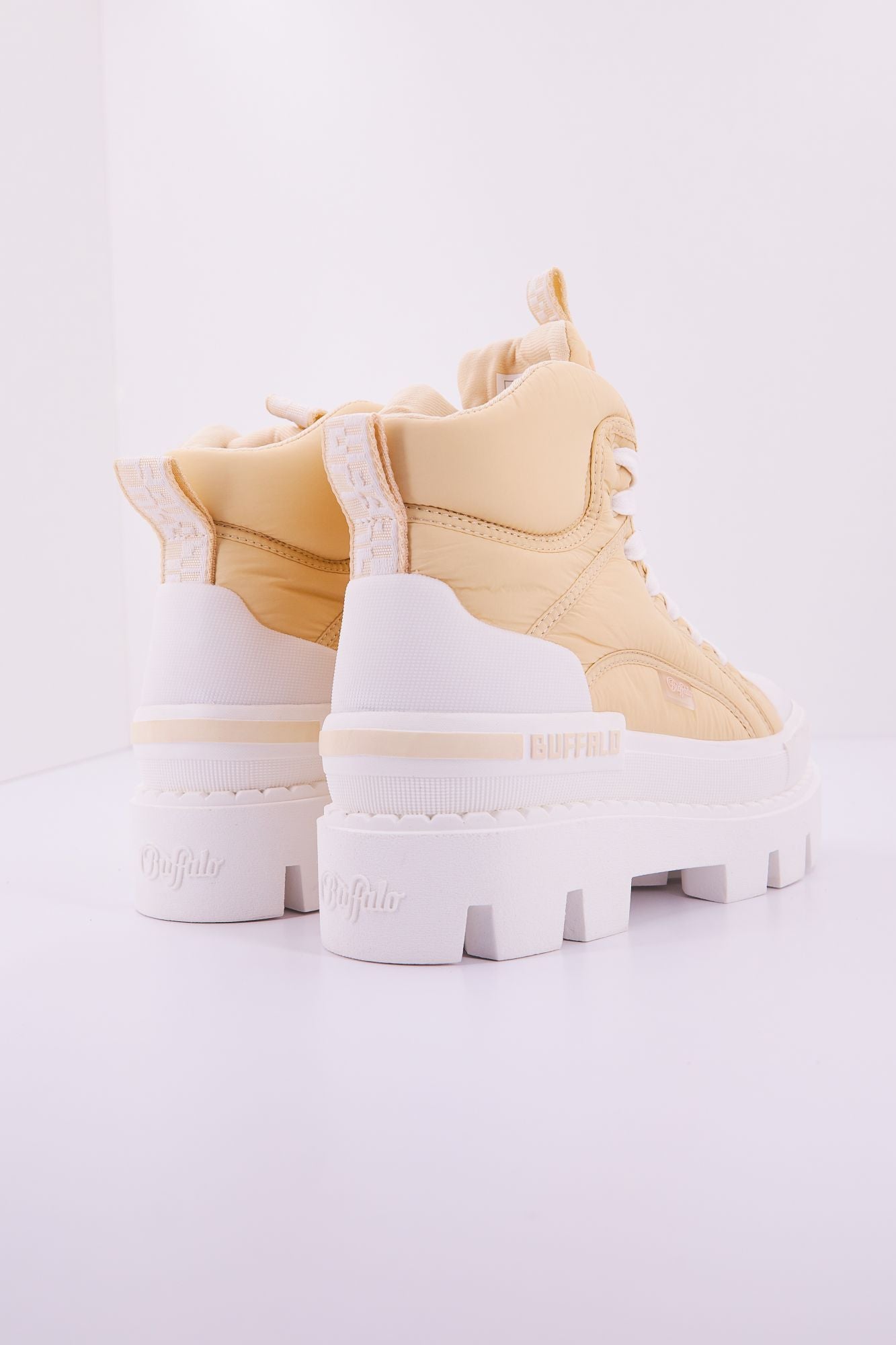 BUFFALO RAVEN LACEUP MID en color BEIS (4)