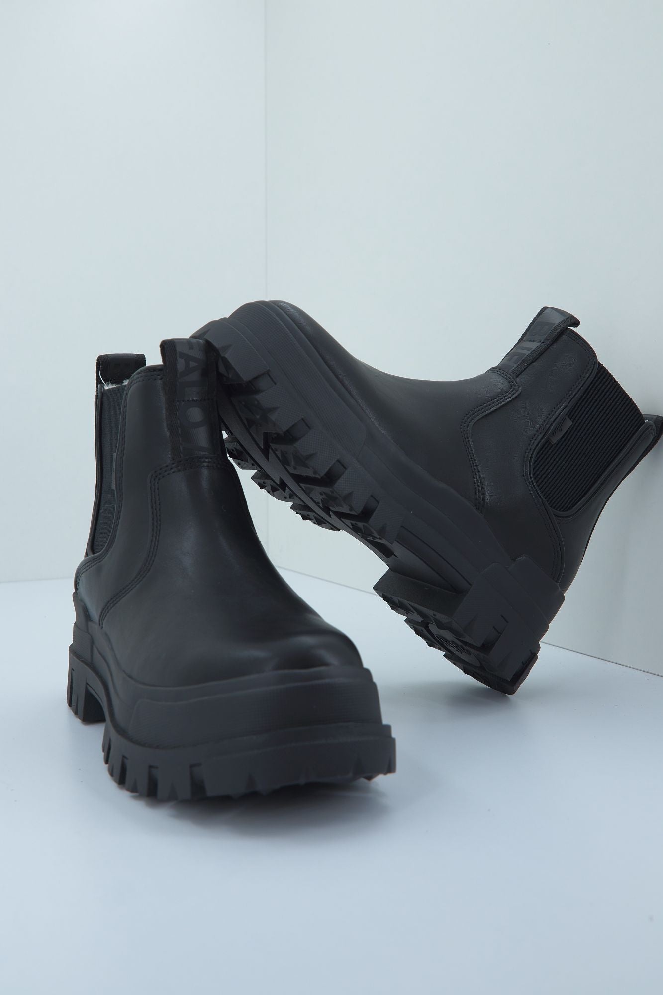 BUFFALO ASPHA CHELSEA en color NEGRO (1)