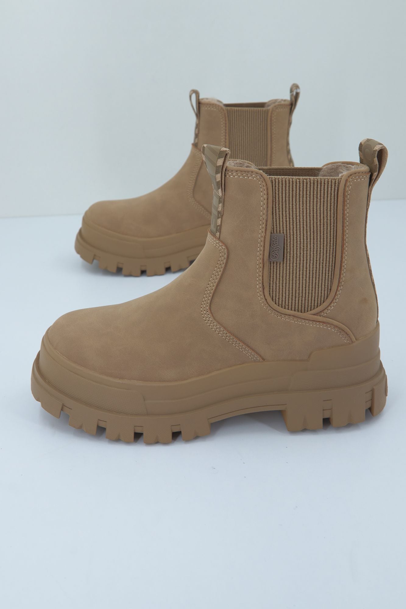 BUFFALO ASPHA CHELSEA en color MARRON (1)