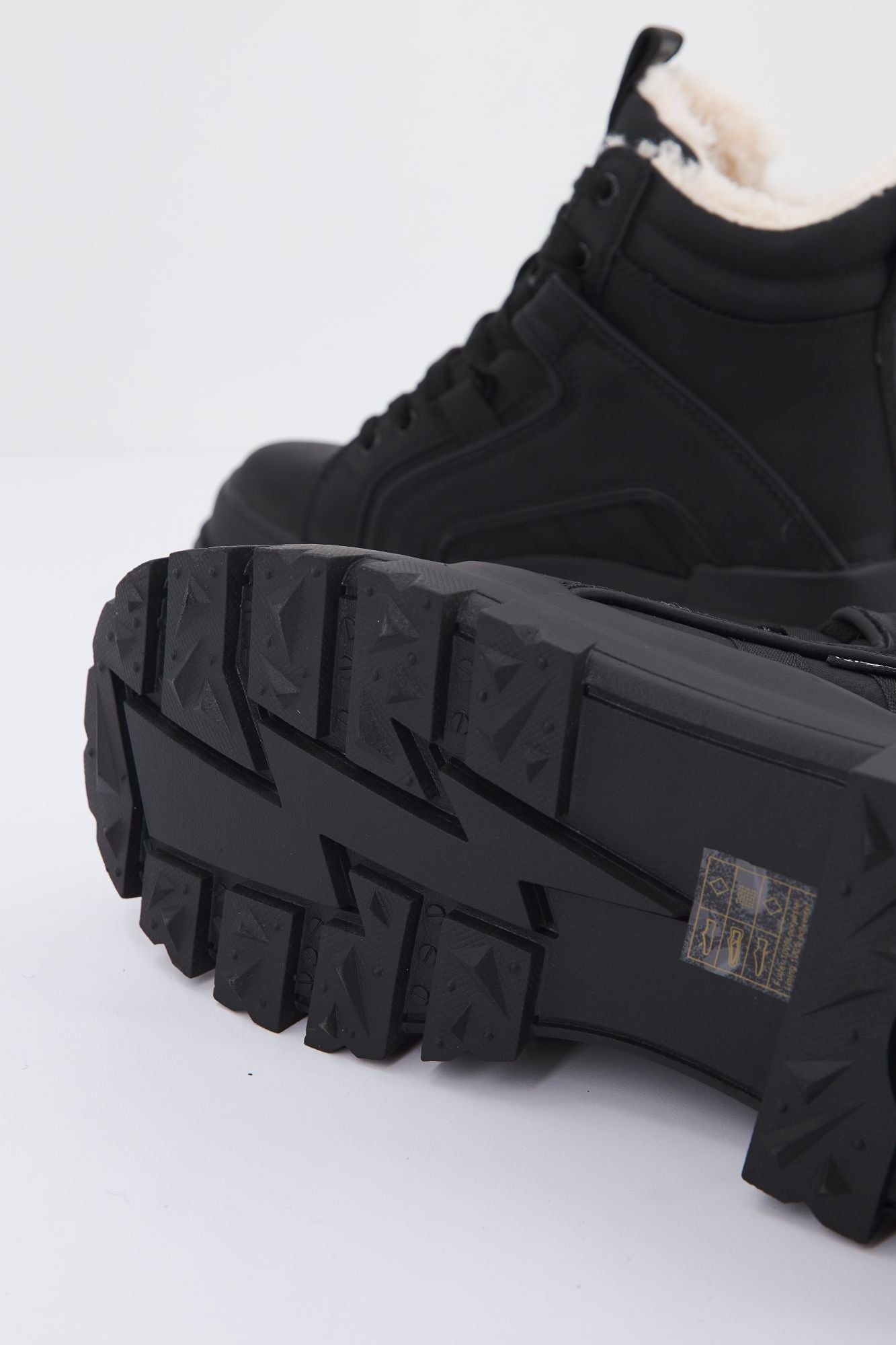 BUFFALO ASPHA NC MID WARM en color NEGRO (4)