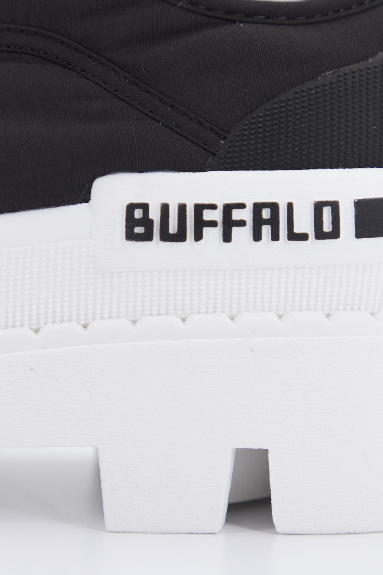 BUFFALO RAVEN LO en color NEGRO (4)