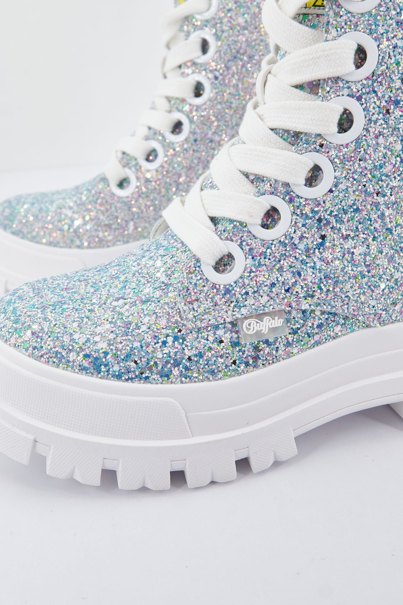 BUFFALO ASPHA LACE UP HI en color PLATA (2)