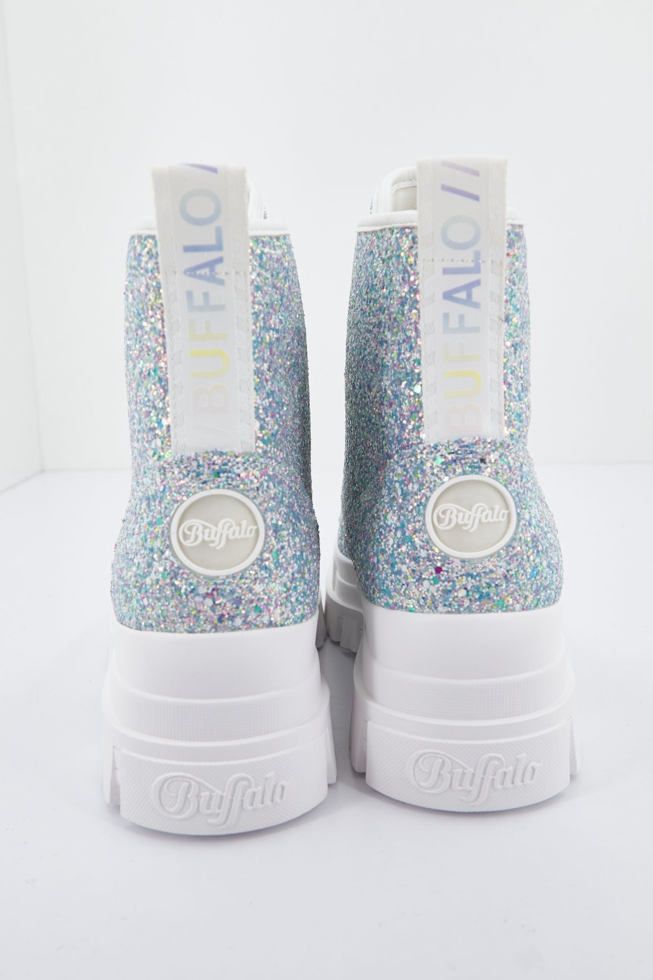 BUFFALO ASPHA LACE UP HI en color PLATA (3)