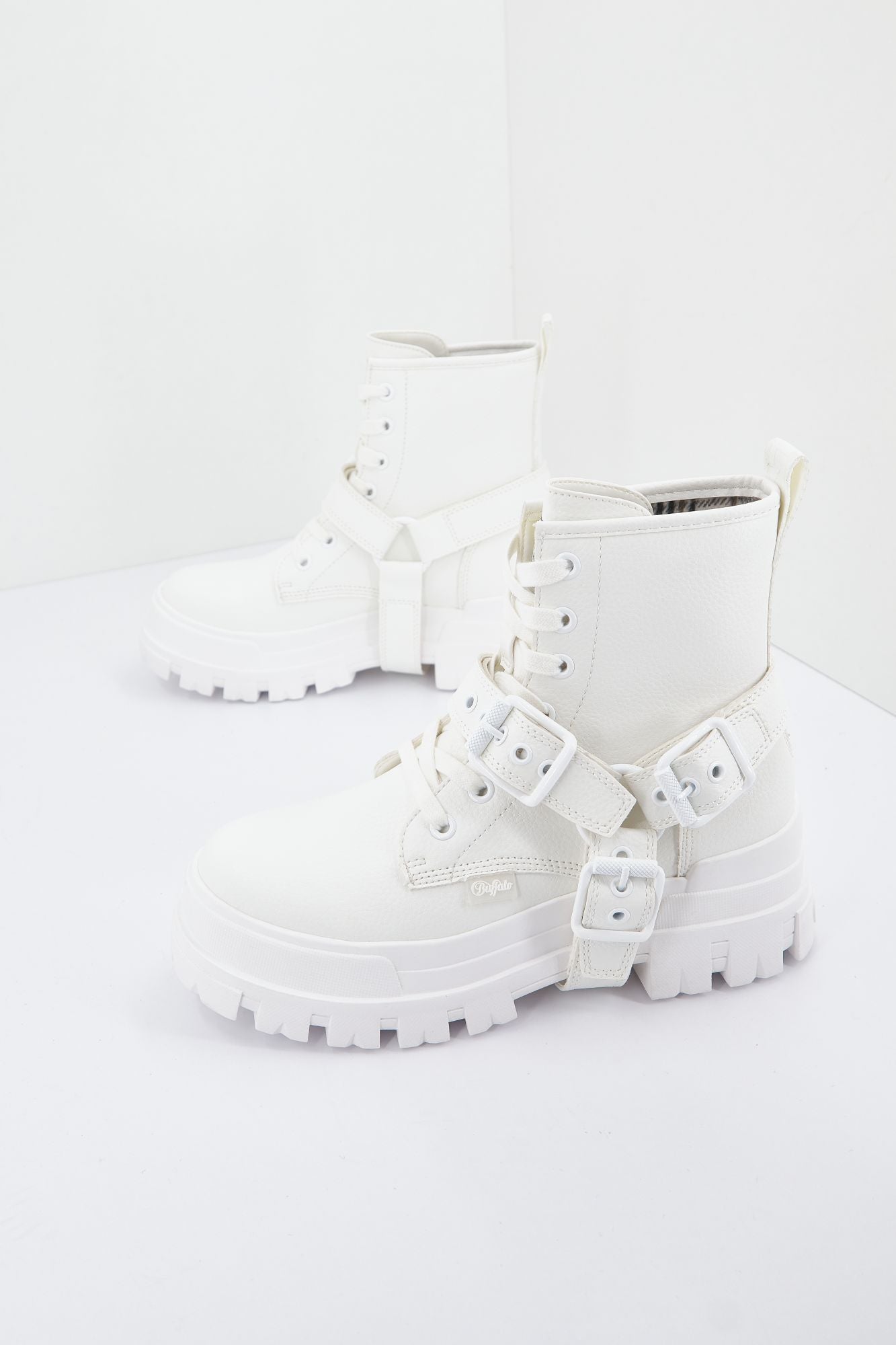 BUFFALO ASPHA BIKER LACE UP MID en color BLANCO (1)