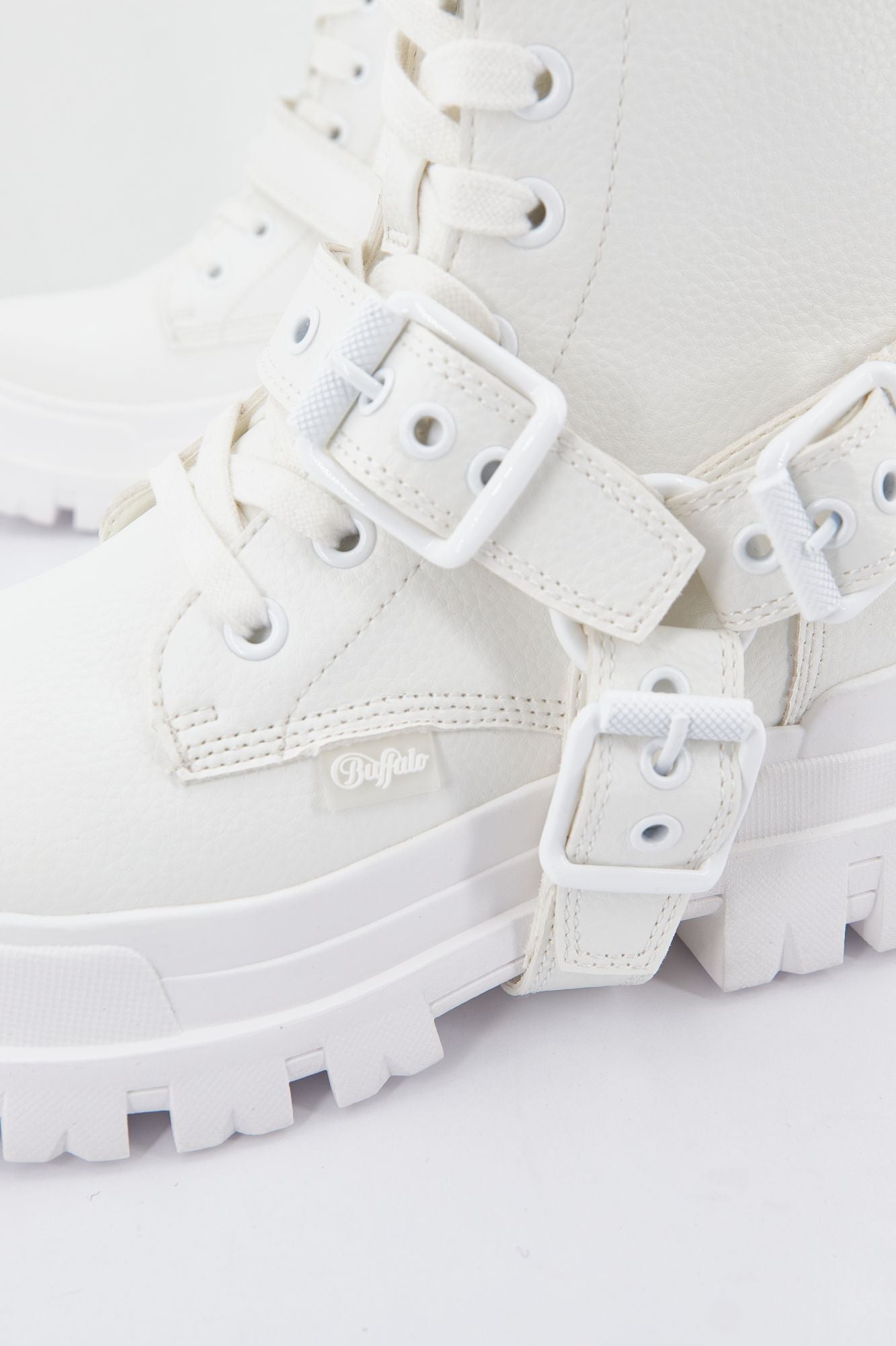 BUFFALO ASPHA BIKER LACE UP MID en color BLANCO (4)