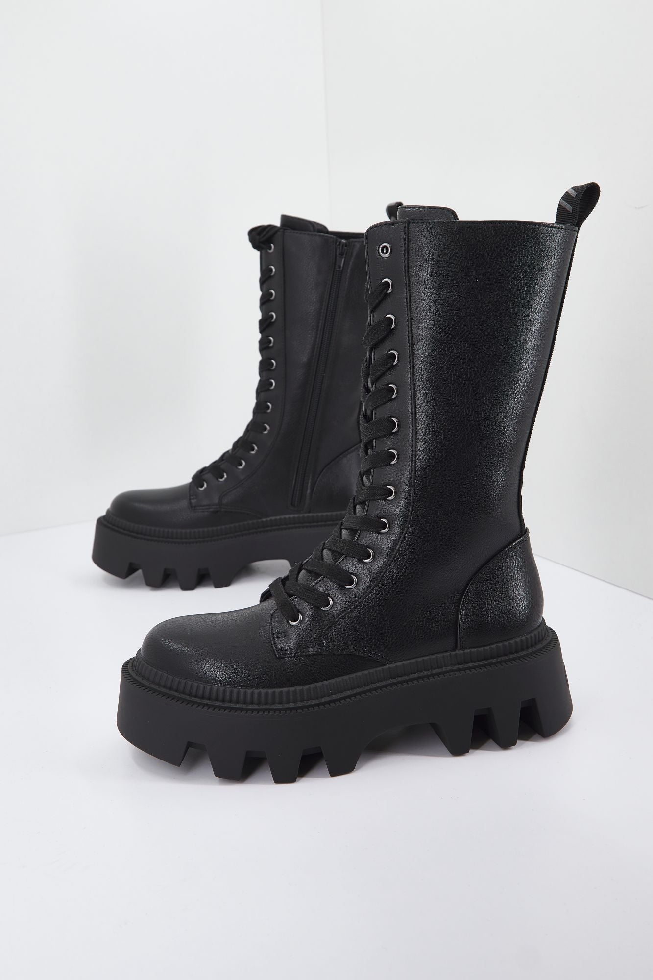 BUFFALO FLORA LACEUP HI en color NEGRO (1)