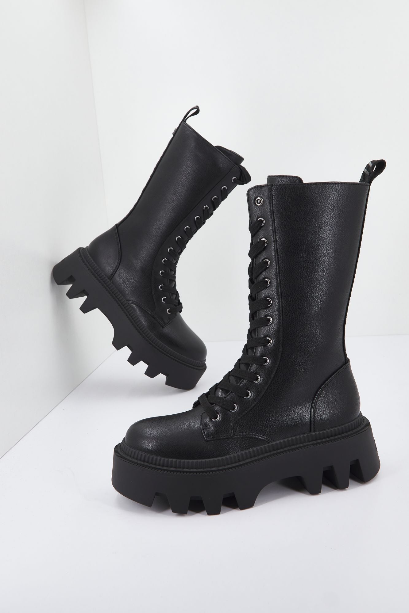 BUFFALO FLORA LACEUP HI en color NEGRO (3)